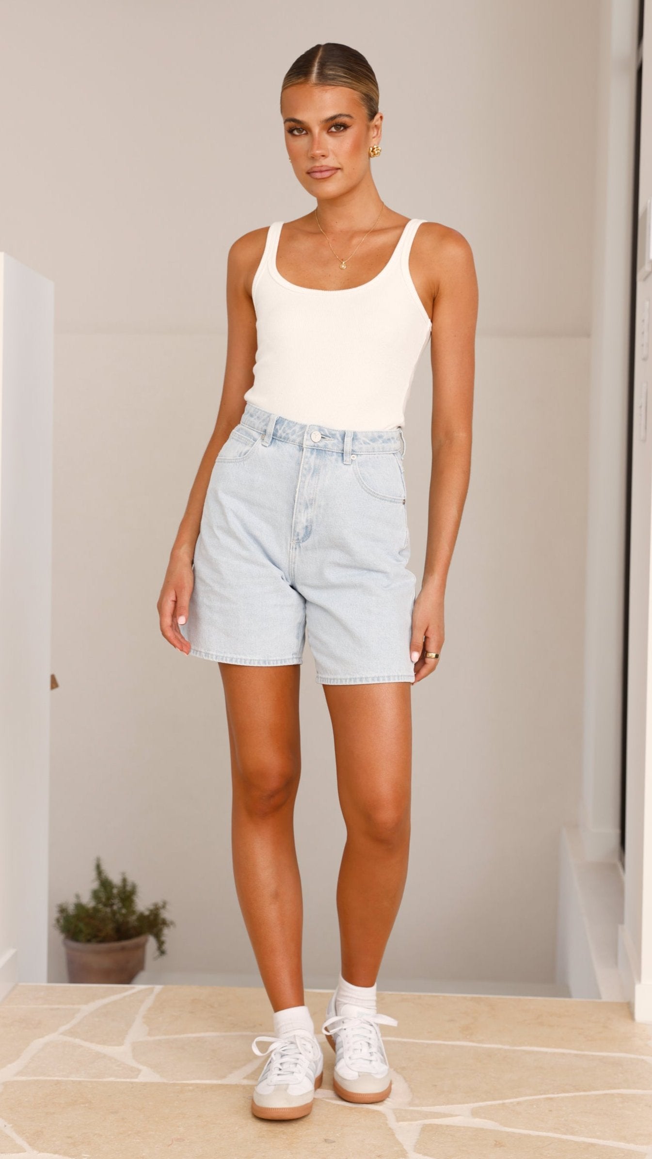 Abrand Carrie Short Kate - Stylish Women's Denim Shorts for Summer | Perfect for Casual Outings, Beach Trips & Streetwear Fashion