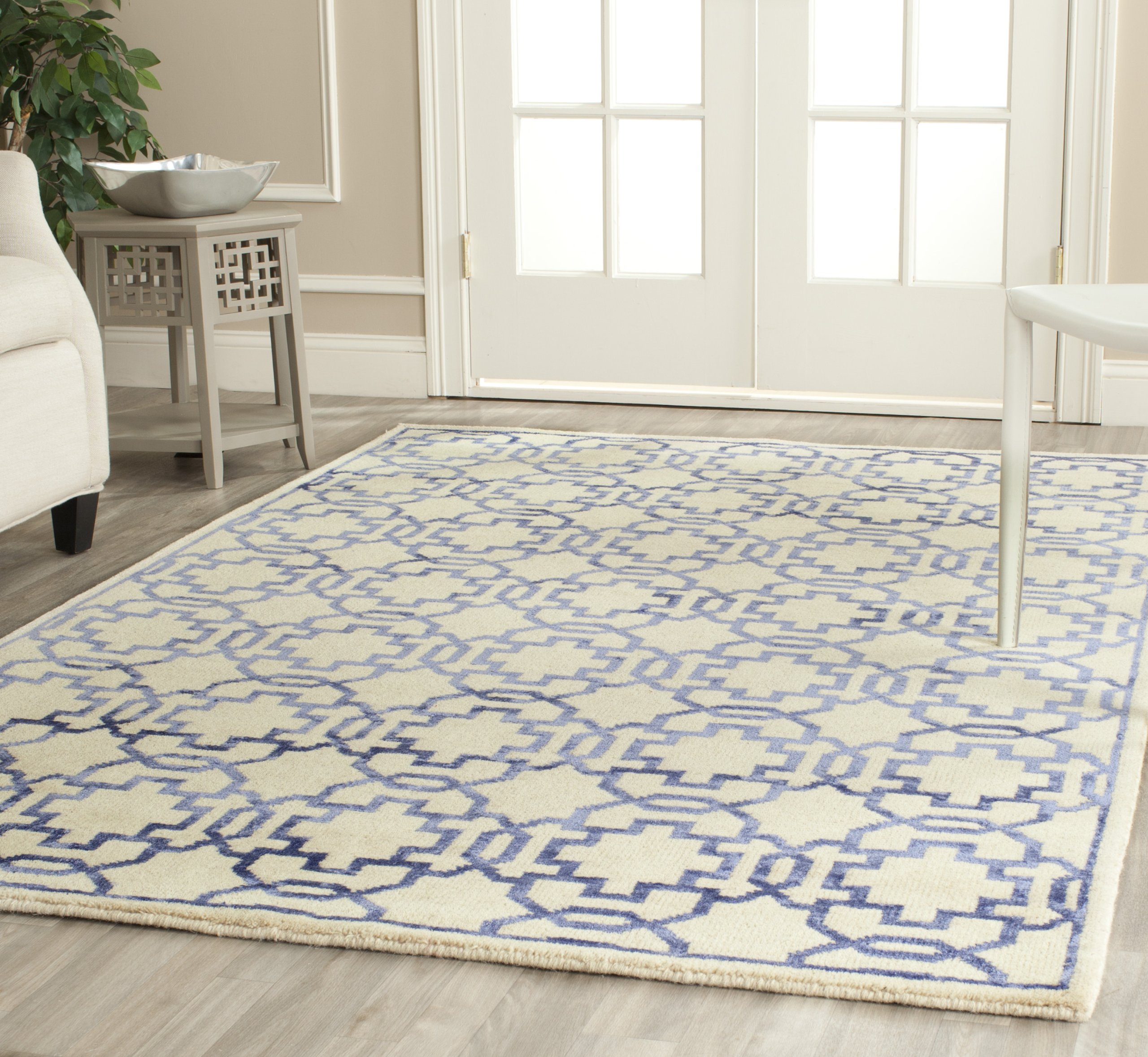 SAFAVIEH Mosaic Collection Hand-Knotted Wool & Viscose Accent Rug - 4' x 6' Cream & Purple Area Rug for Entryway, Living Room, Bedroom - Durable High Traffic Floor Mat for Home Decor & Interior Design (MOS152A)