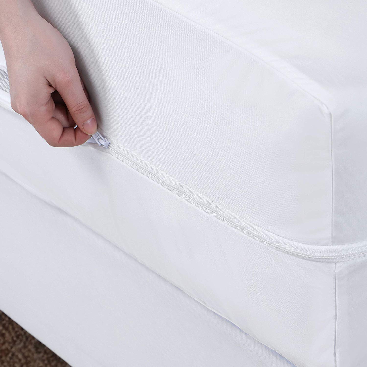 Guardmax Queen Size Zippered Mattress Encasement - 100% Waterproof & Bed Bug Proof Mattress Protector - 6-Sided Breathable Hypoallergenic Cover - Soft Absorbent Bed Sheet - Ideal for Allergy Sufferers, Hotels & Home Use