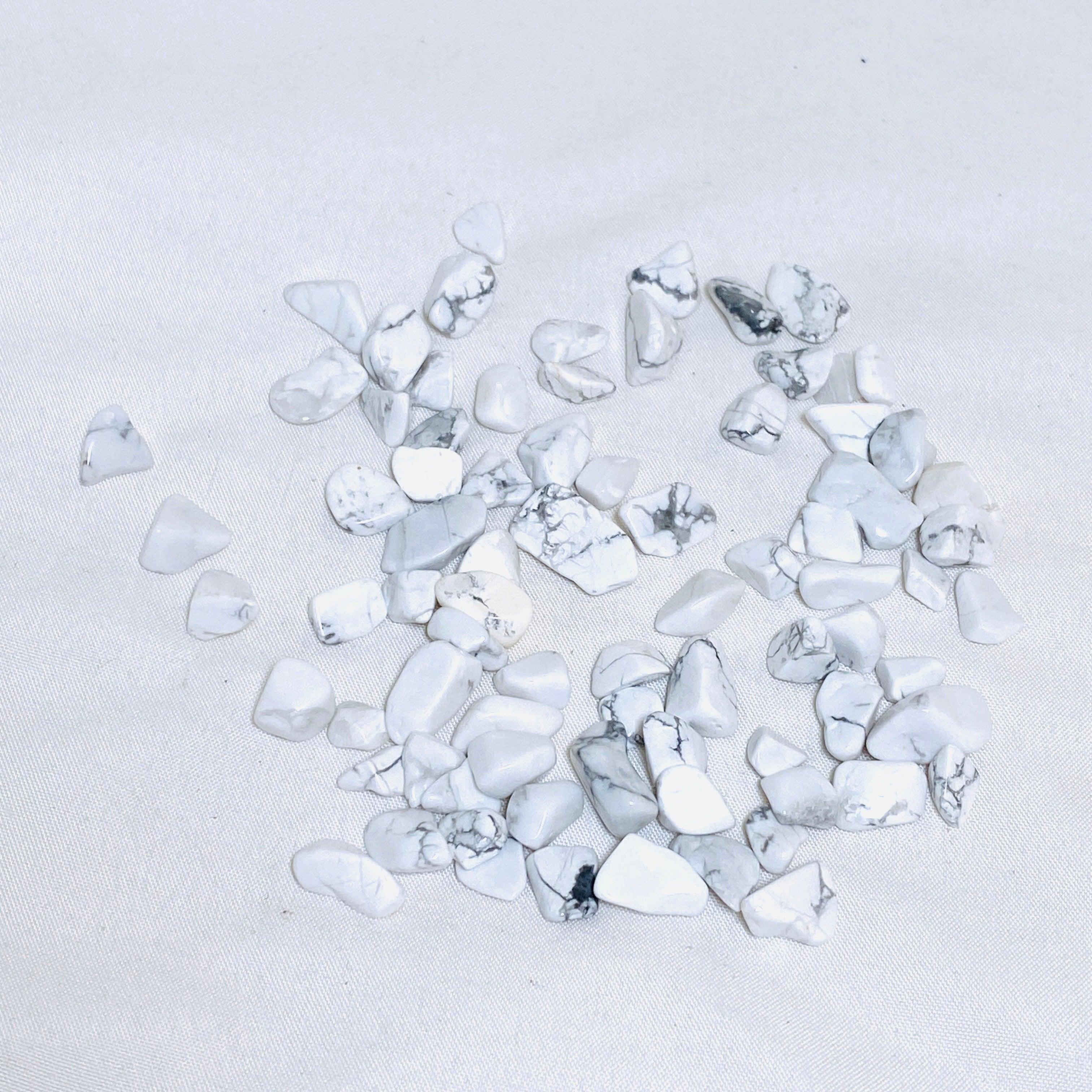 50g Mini Tumbled Howlite Stones - Natural Healing Crystals for Meditation, Jewelry Making & Home Decor - Bulk Chips for DIY Crafts & Spiritual Gifts