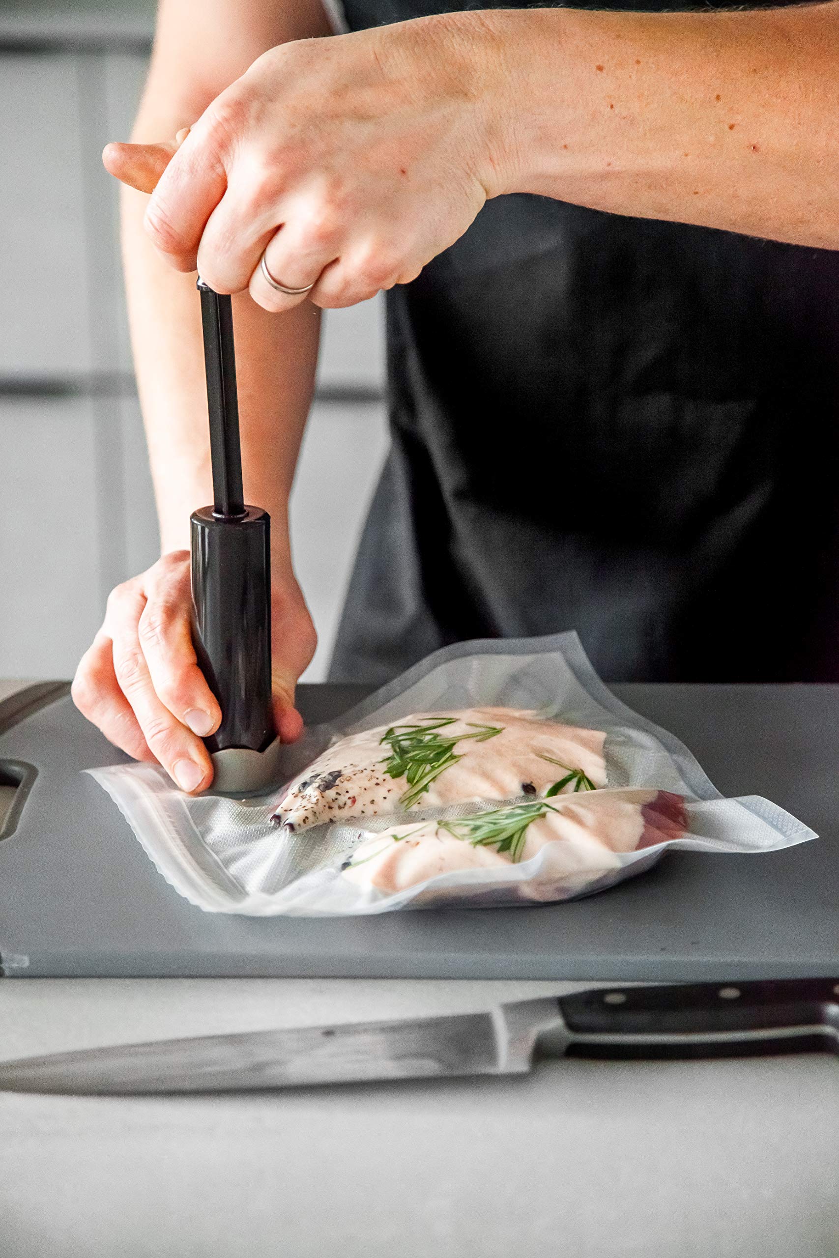 Premium Food Vacuum Sealer Machine with 4 Reusable Vacuum Bags (24x24cm) - Perfect for Meal Prep, Sous Vide, and Long-Term Food Storage