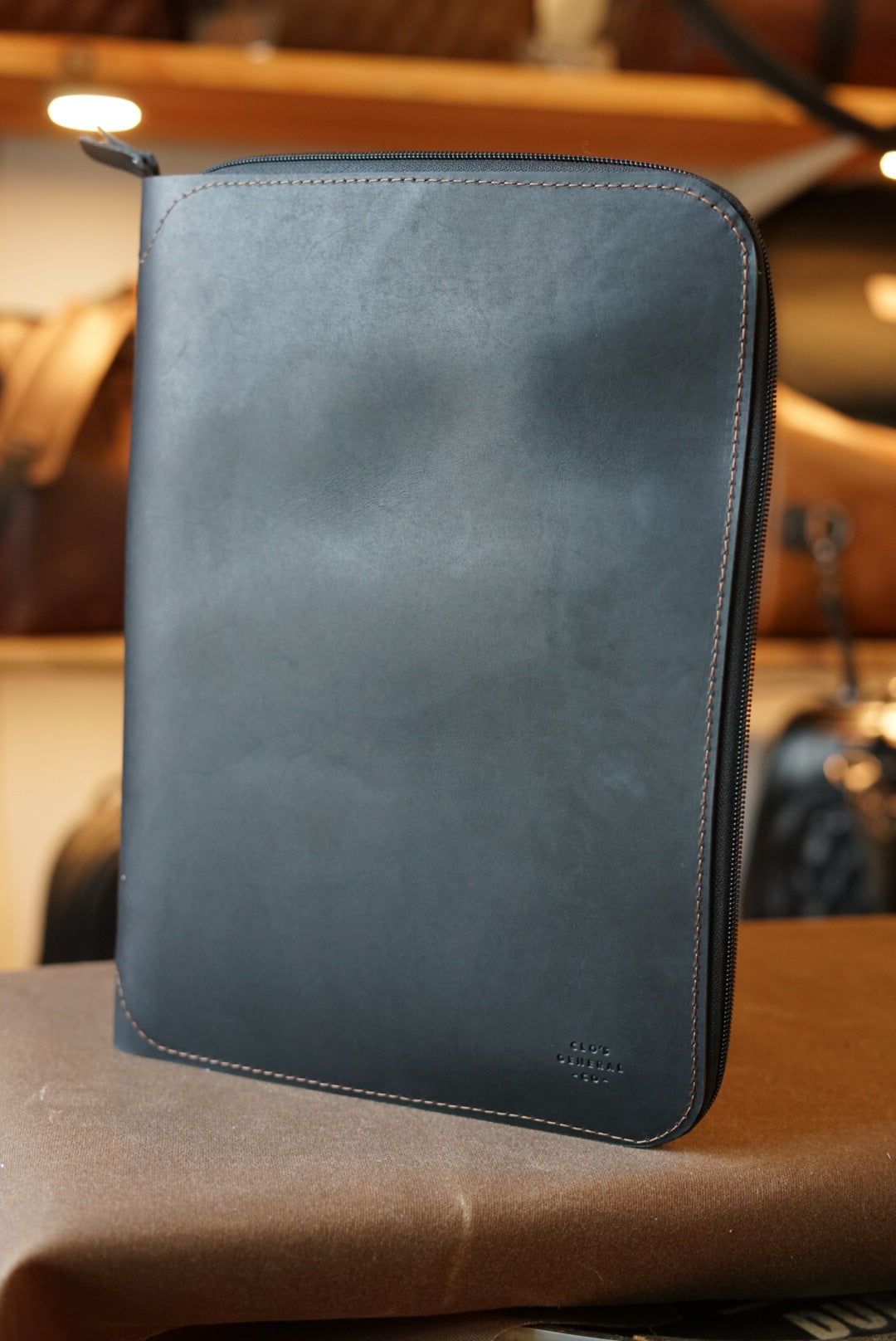 Premium Two-Tone Padfolio - Flat Black & Oro Logger Brown Leather Portfolio for Business Professionals | Perfect for Meetings, Presentations, and Office Organization