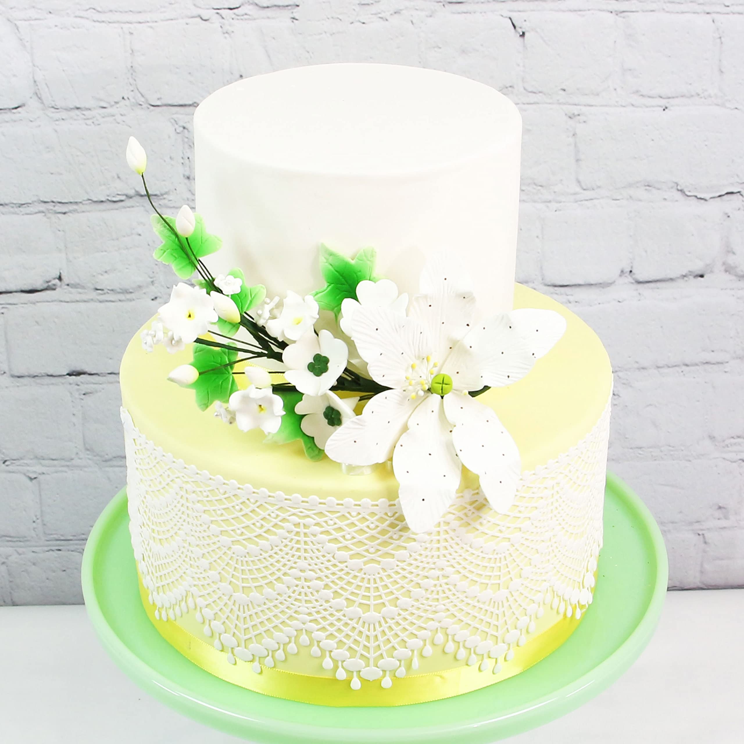 Chef Alan Tetreault White Sugar Cake Flowers - Wedding Cake & Easter Lily Topper Spray (1 Count) | Edible Decor for Cakes, Cupcakes & Desserts | Perfect for Weddings, Easter & Special Occasions