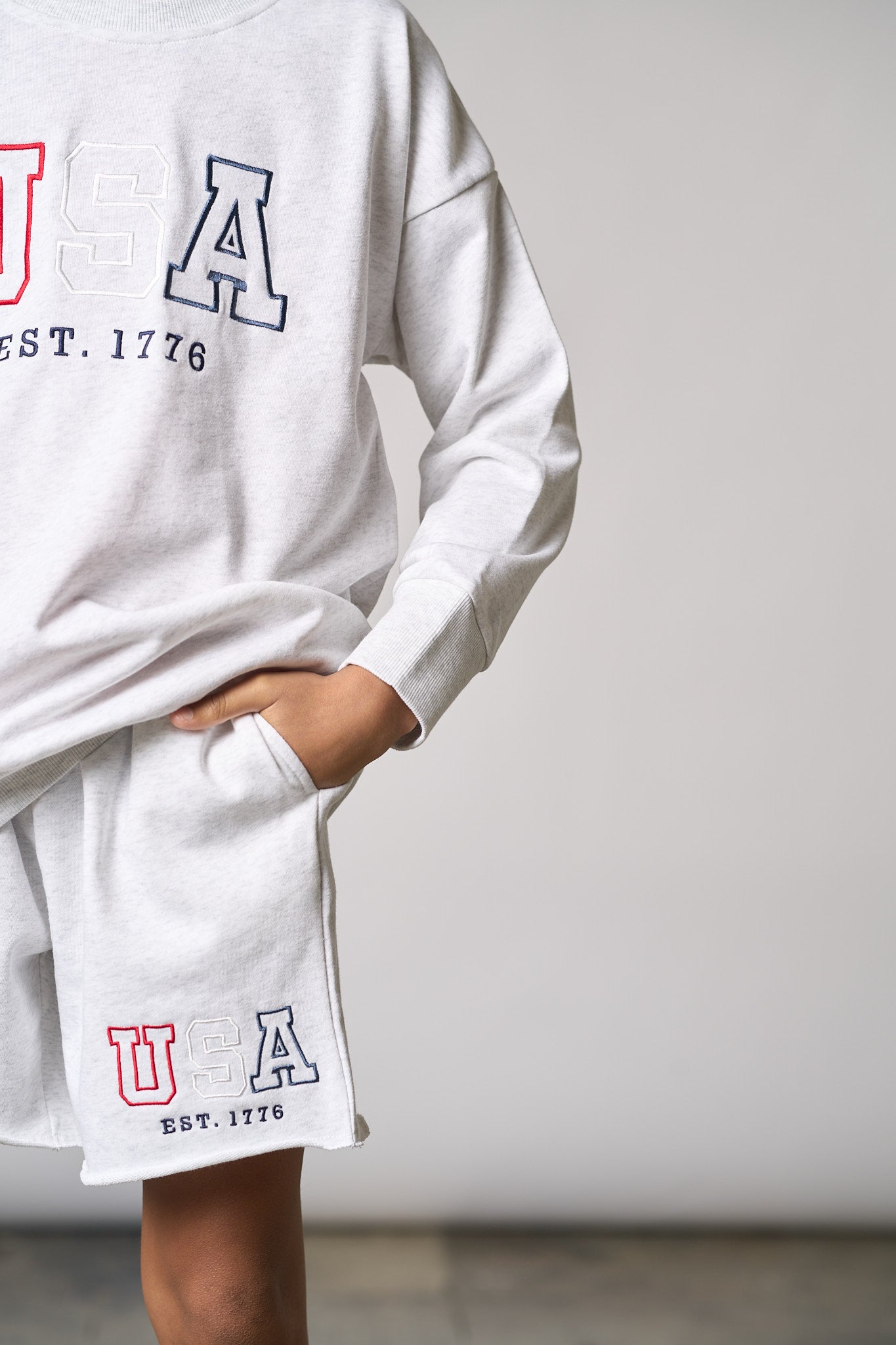 Premium USA Lightweight Crewneck Sweatshirt - Soft Heather Grey Cotton Blend - Comfortable Casual Wear for Men & Women - Perfect for Lounging, Travel & Everyday Outfits