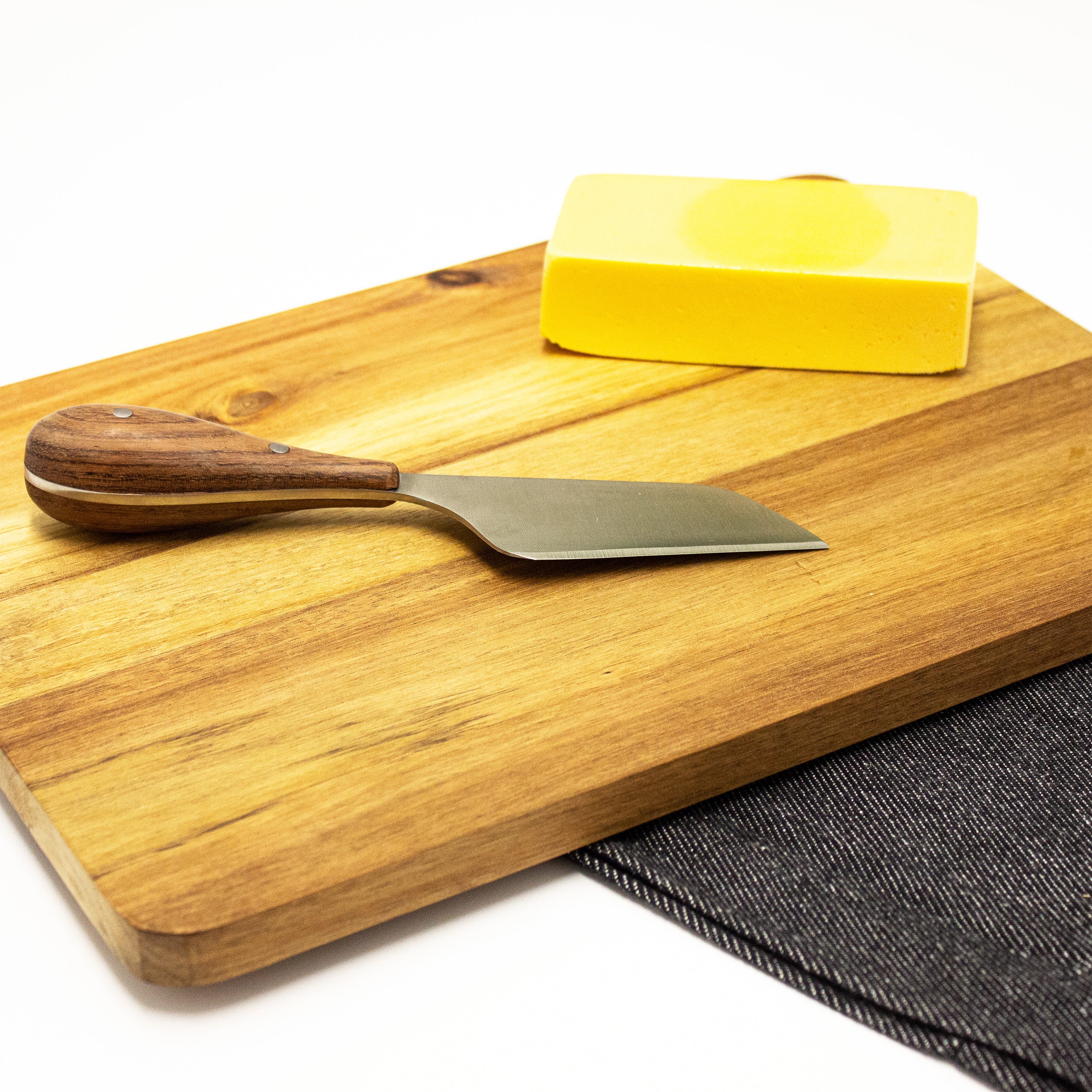 BergHOFF Aaron Probyn 3-Piece Cheese Knife Set with Bamboo Cutting Board - Stainless Steel Knives & Two-Tone Design for Cheese Platters, Charcuterie Boards & Entertaining