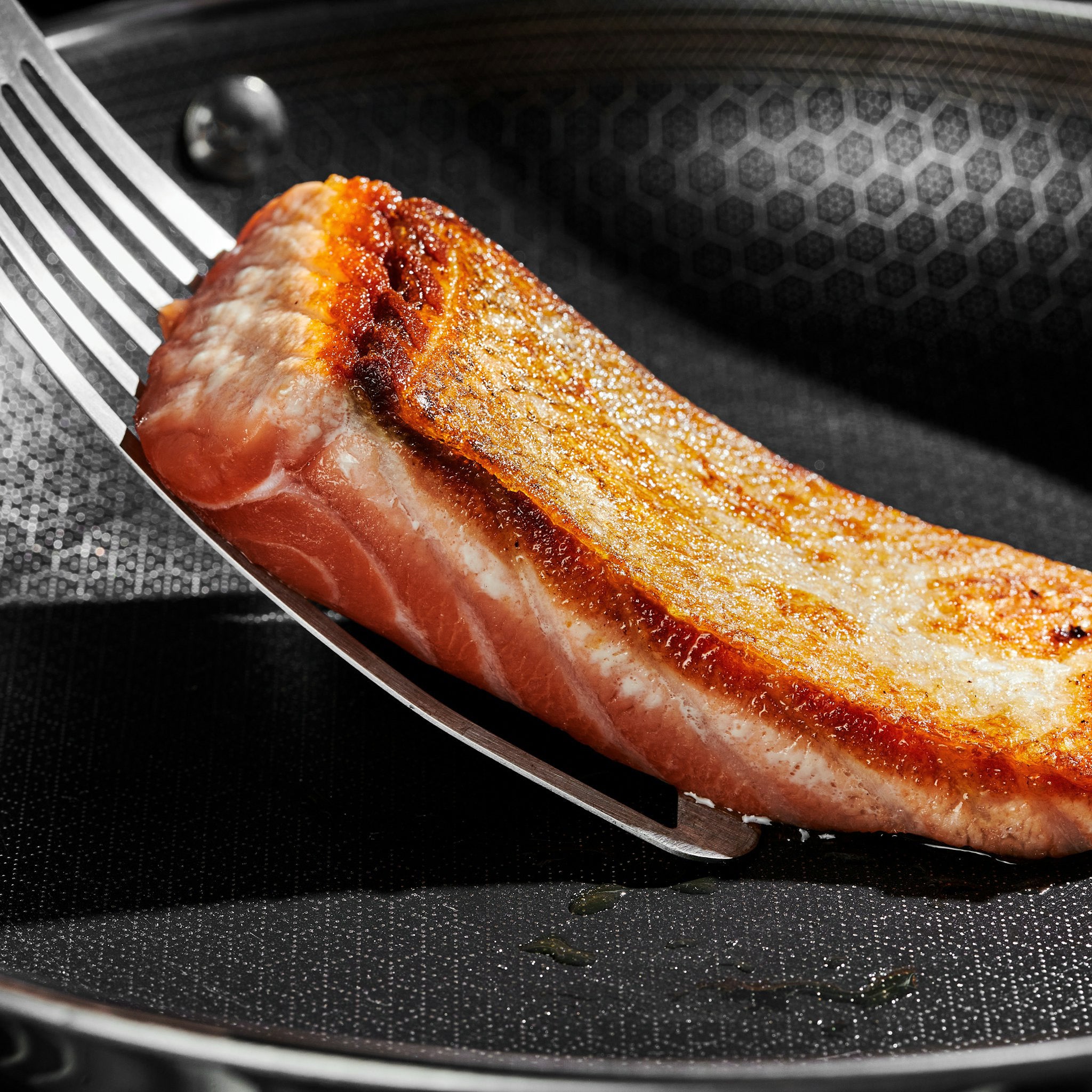HexClad 20cm Hybrid Non-Stick Frying Pan with Glass Lid - Professional Cookware for Sautéing, Stir-Frying & Perfect Omelets - Induction Compatible & Oven Safe