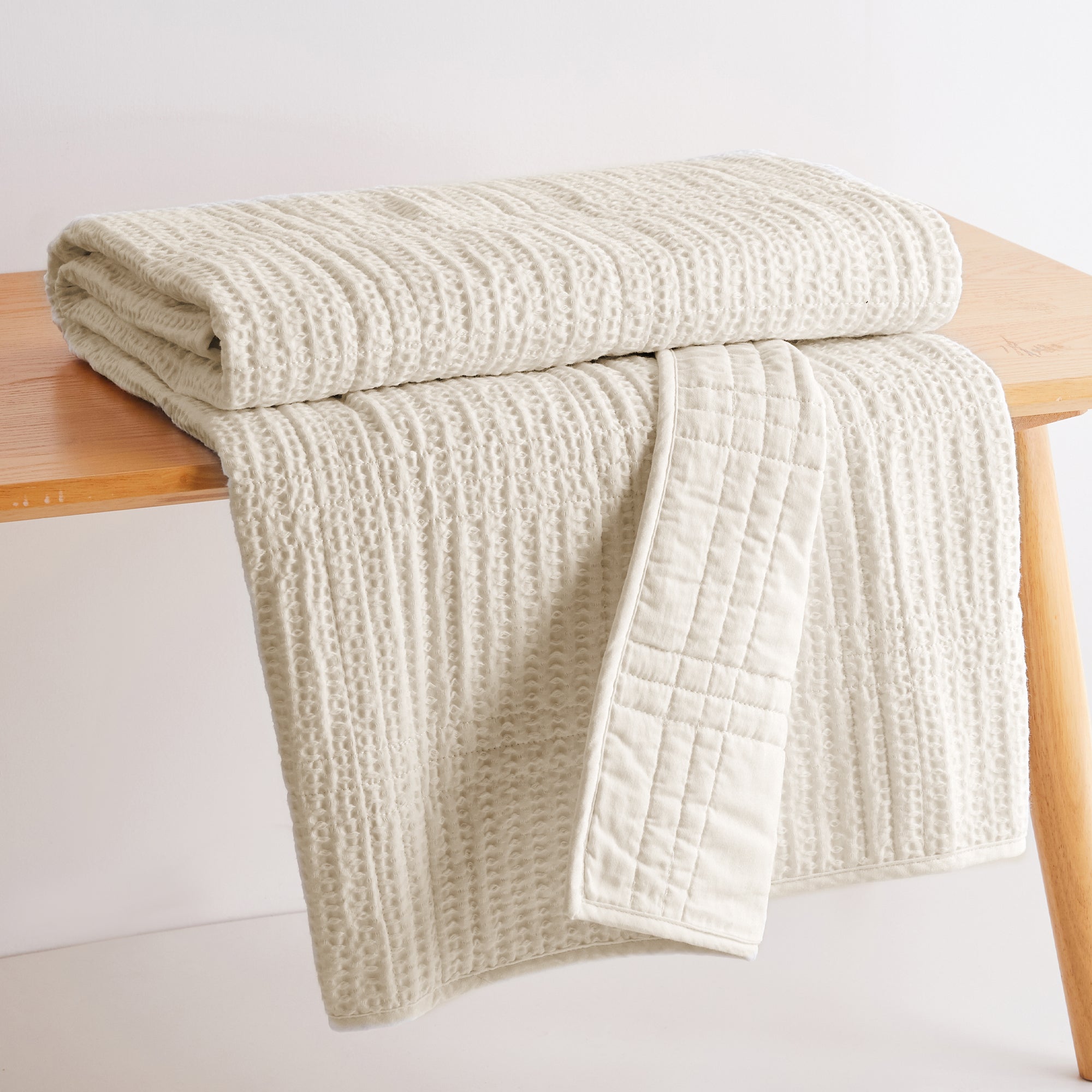 Cozy Cloud Waffle Quilted Throw Blanket - Ultra Soft Lightweight Bedspread for Couch, Sofa & Bed - Perfect for Winter Nights, Movie Time & Home Decor