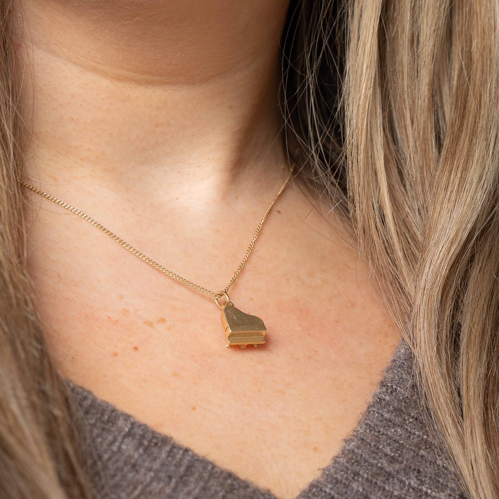 10K Yellow Gold Piano Charm Pendant Necklace - Elegant Musical Jewelry Gift for Women & Girls - Perfect for Birthdays, Anniversaries, and Music Lovers