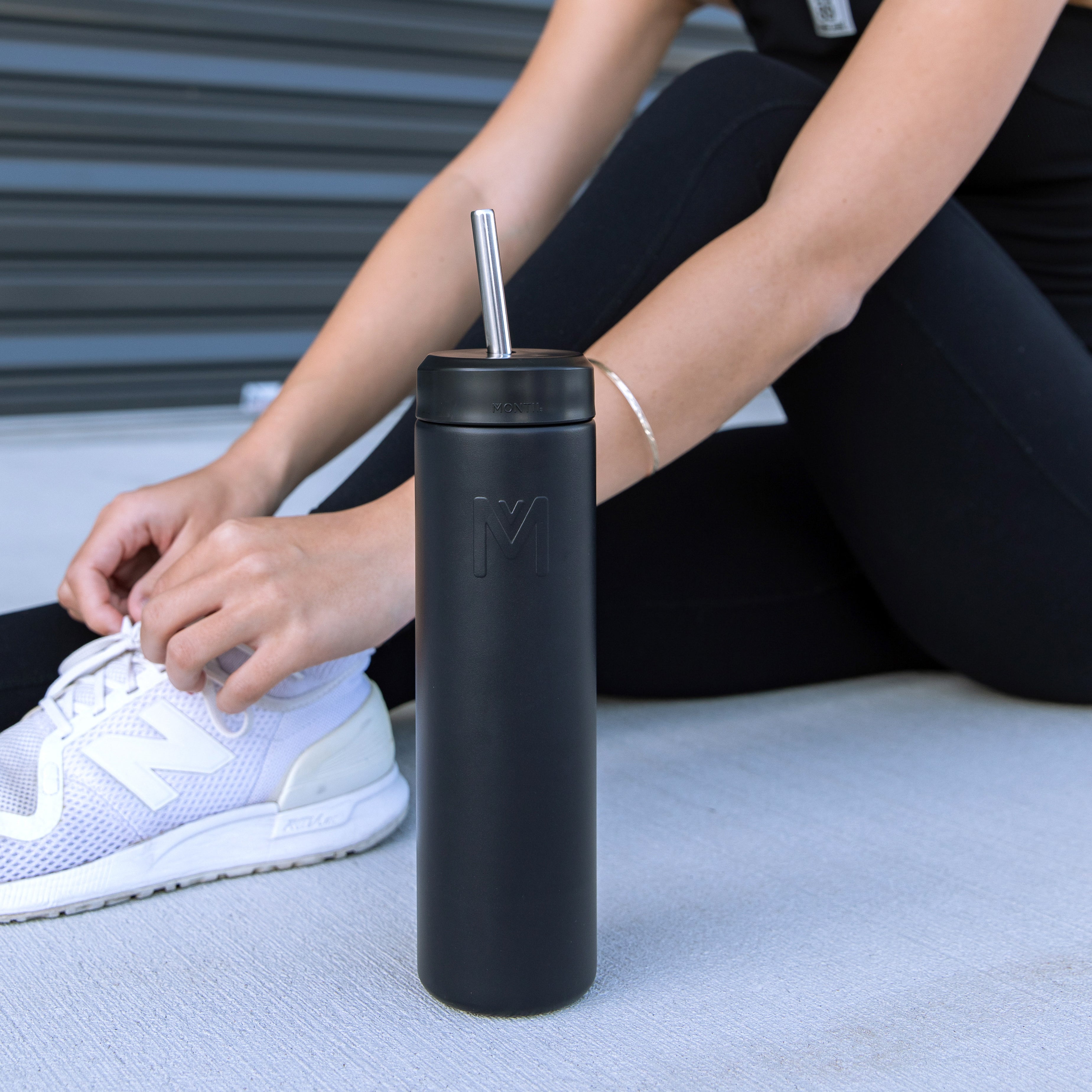 Montii.Co Fusion Universal Insulated Base 700ml Stainless Steel Water Bottle - Midnight Black | Keeps Drinks Hot/Cold for Hours | Perfect for Hiking, Gym & Office Use