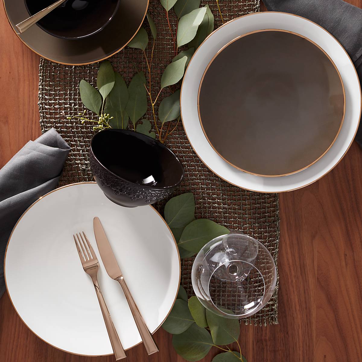 Trianna White Porcelain Dinner Plates - Set of 6 Elegant 10.5 Inch Round Plates for Formal Dining, Everyday Meals & Entertaining - Dishwasher & Microwave Safe