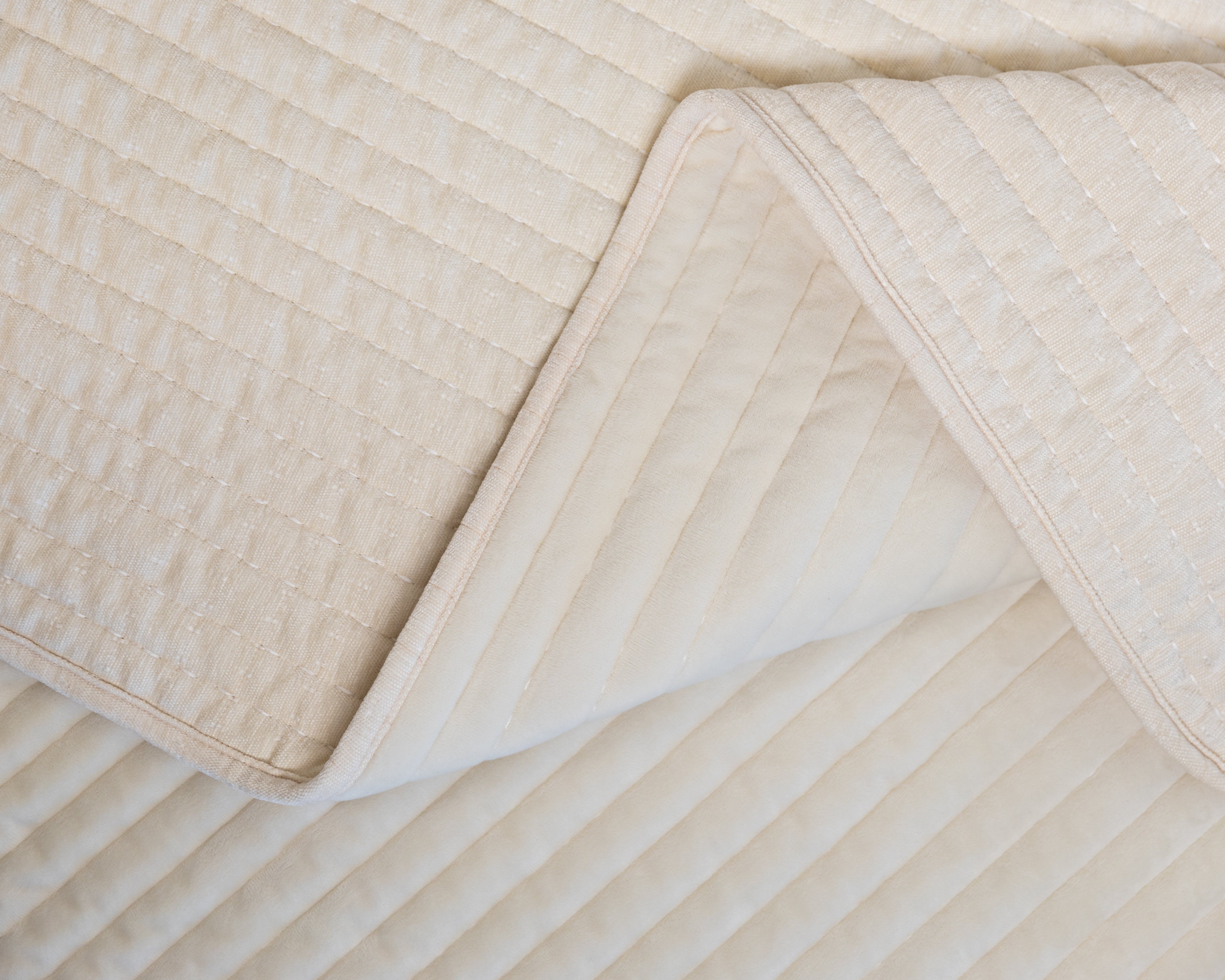 Premium Charlie Luxe Blanket - Ultra Soft & Cozy Throw for Bed, Couch & Travel - Perfect for Gifts, Home Decor & Relaxation