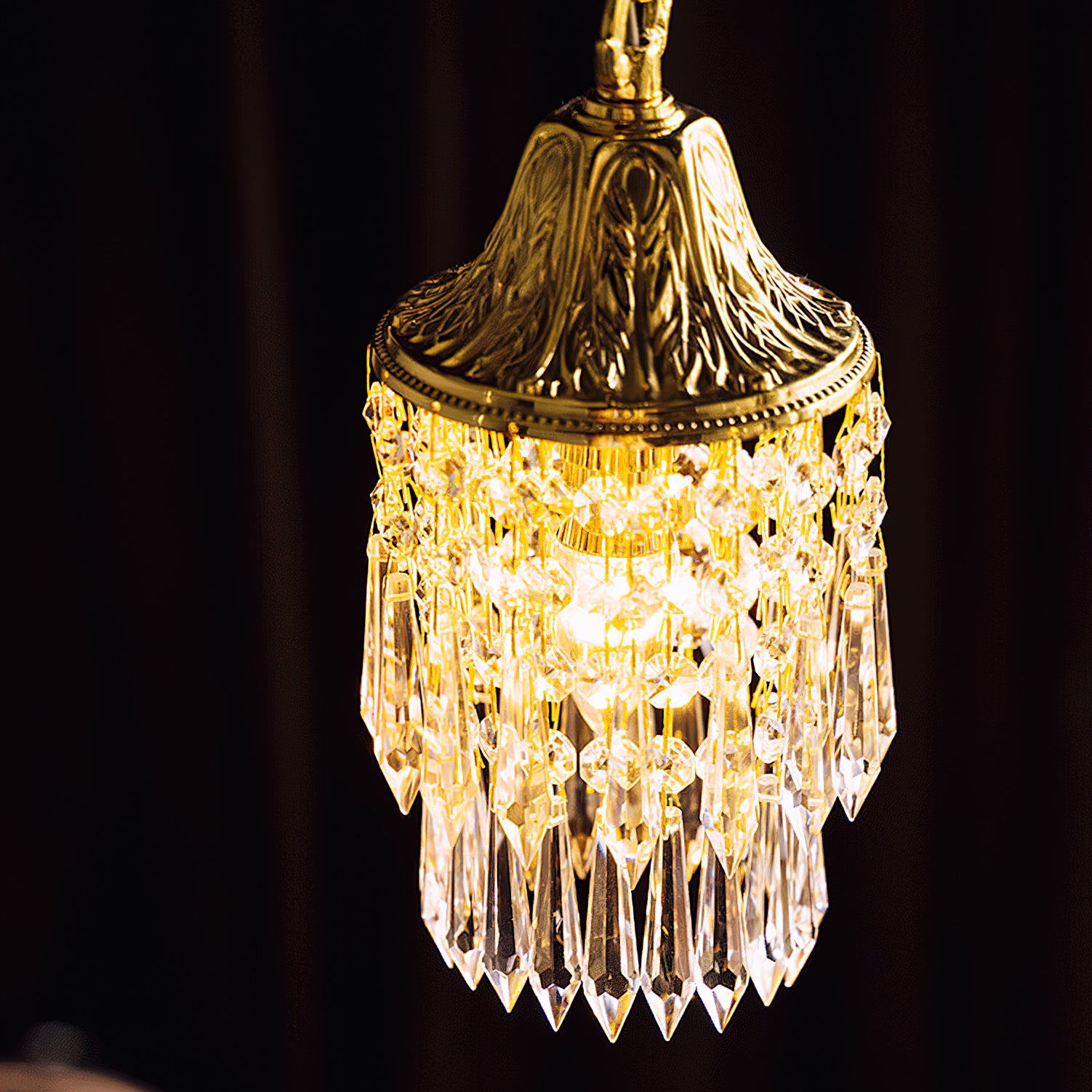 Crystal Wind Chime Pendant Light - Elegant Home Decor for Living Room, Bedroom & Outdoor Garden - Soothing Wind Chimes for Relaxation & Meditation