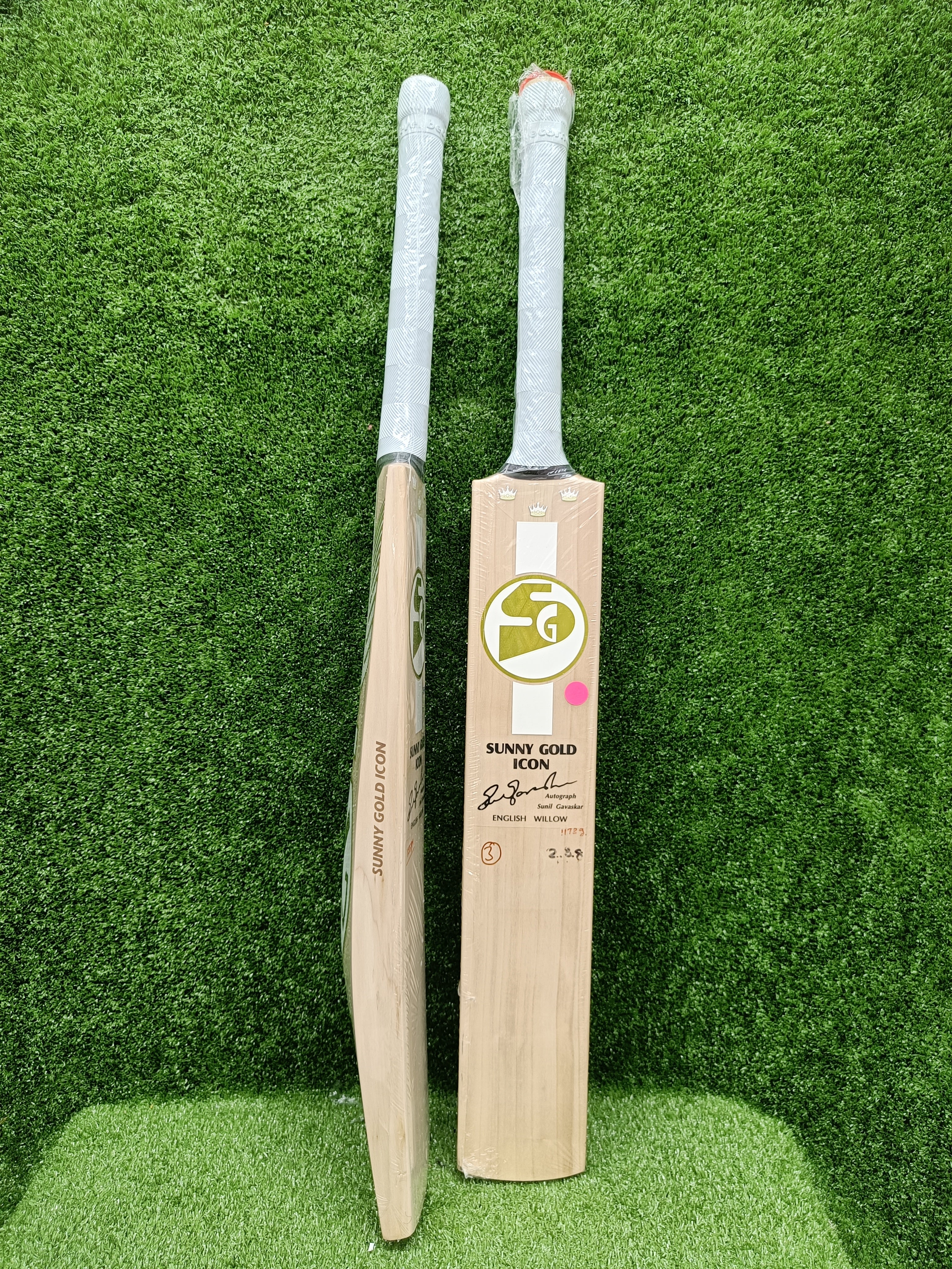SG Sunny Gold Icon English Willow Cricket Bat - Premium Grade for Professional Players - Perfect for Matches, Training & Practice Sessions