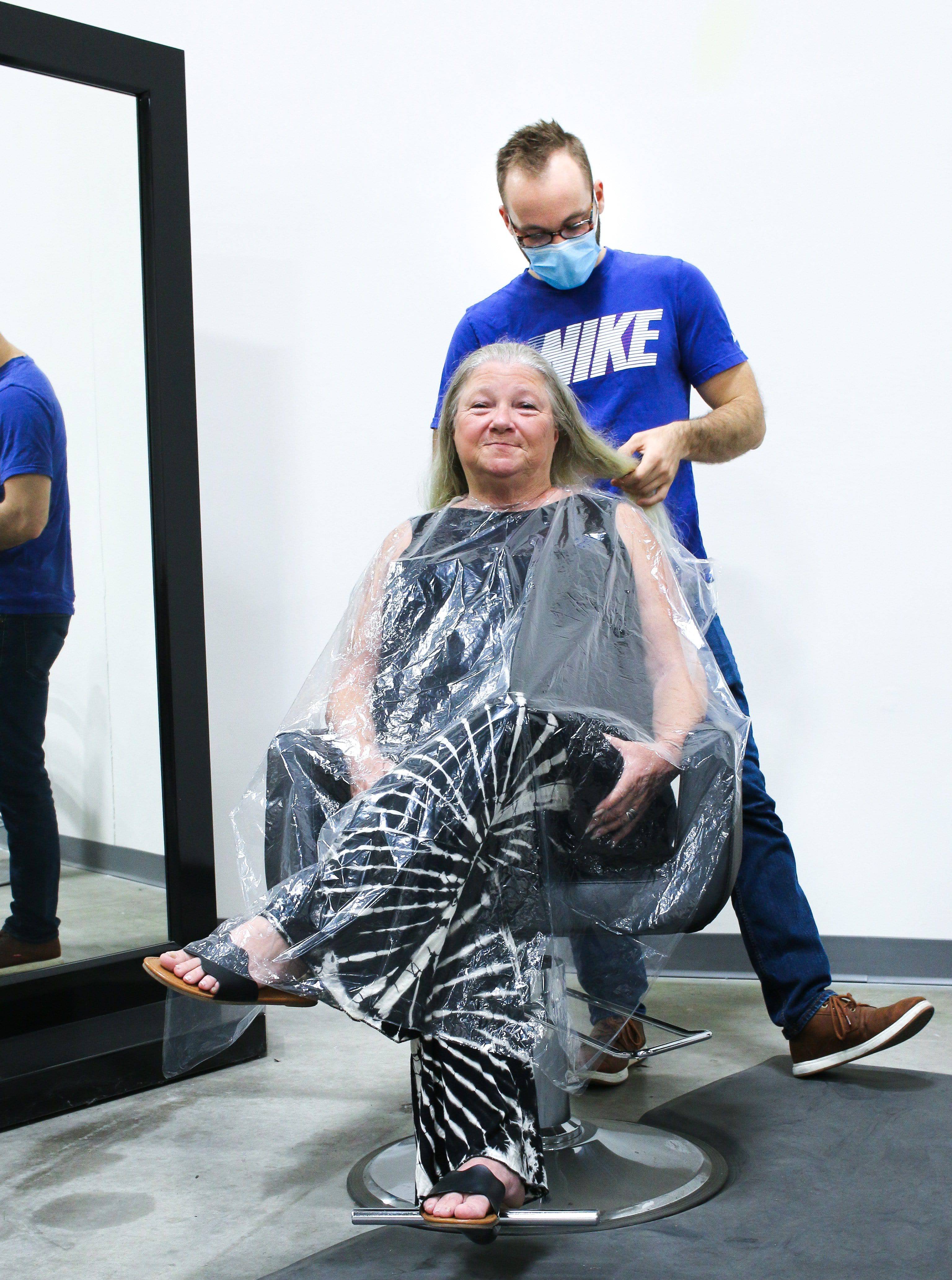 Disposable Plastic Salon Cape - Waterproof Hair Cutting Cape for Barber & Beauty Salon - Perfect for Haircuts, Coloring & Styling