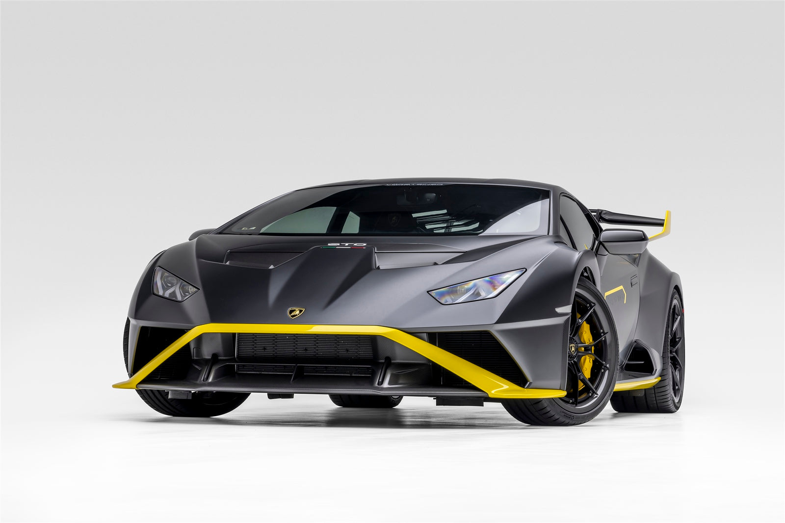 Lamborghini Huracan STO VMPC 208 1:18 Scale Diecast Model Car - Premium Collectible Sports Car Replica for Display & Gift (Home Office Decor, Car Enthusiast Collection)