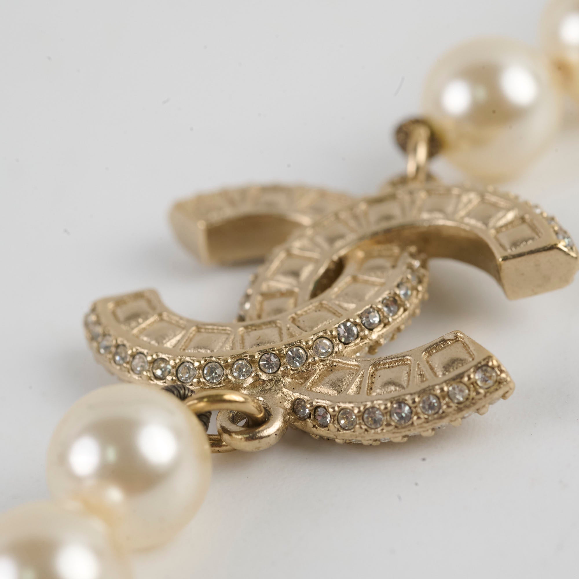 Chanel CC Logo Pearl Necklace for Women - Elegant Luxury Fashion Jewelry Gift for Birthday, Anniversary & Special Occasions