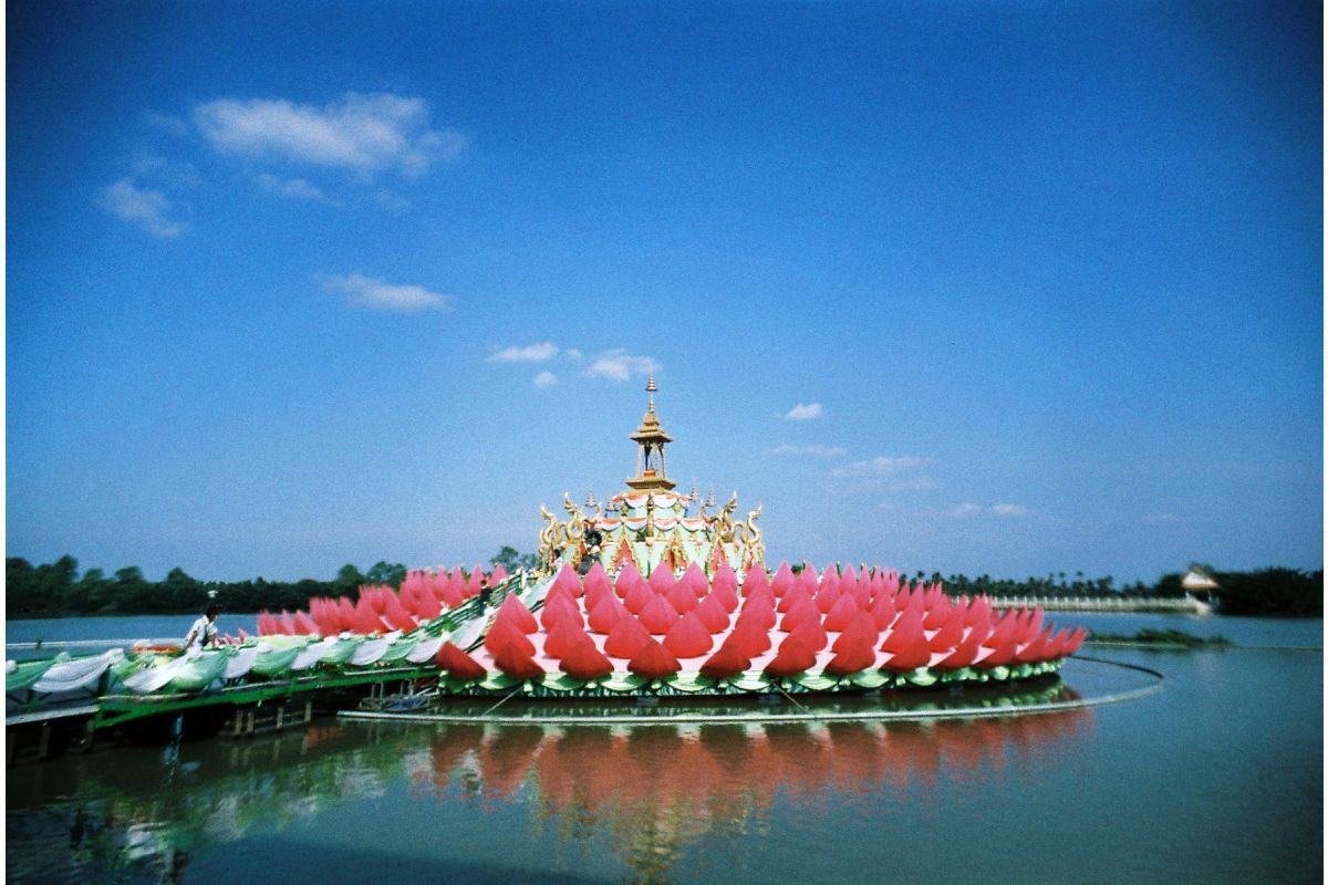 Lomography LomoChrome Color '92 110 Film ISO 400 (24 Exposures) - Vintage Aesthetic Film for Creative Photography, Travel & Retro Camera Enthusiasts