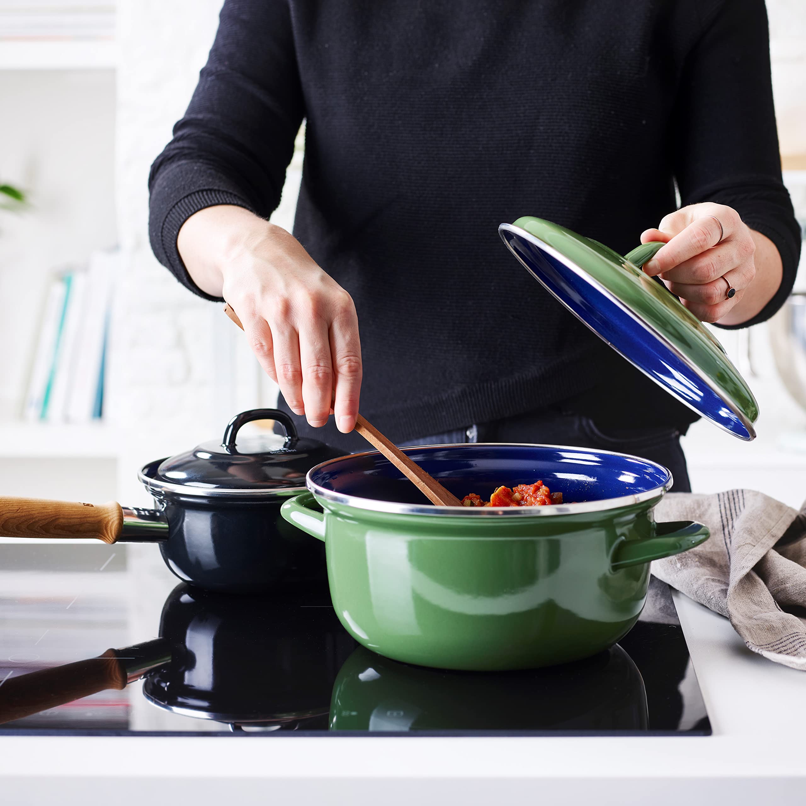 BK Indigo Dutch Heritage Round German Enameled Casserole Pot with Lid - PFAS-Free Ceramic Non-Stick Coating, 4.2L (24cm), Induction, Oven & Dishwasher Safe, Green - Perfect for Slow Cooking, Baking & Serving Dishes