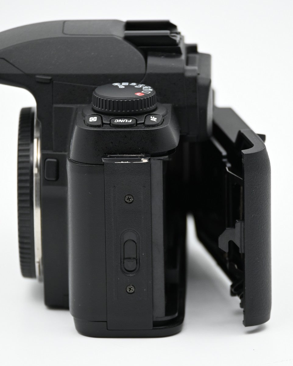 Sigma SA 7N SLR Film Camera with 28-80mm & 70-300mm Lenses - Vintage Film Photography for Travel, Street & Portrait Shooting