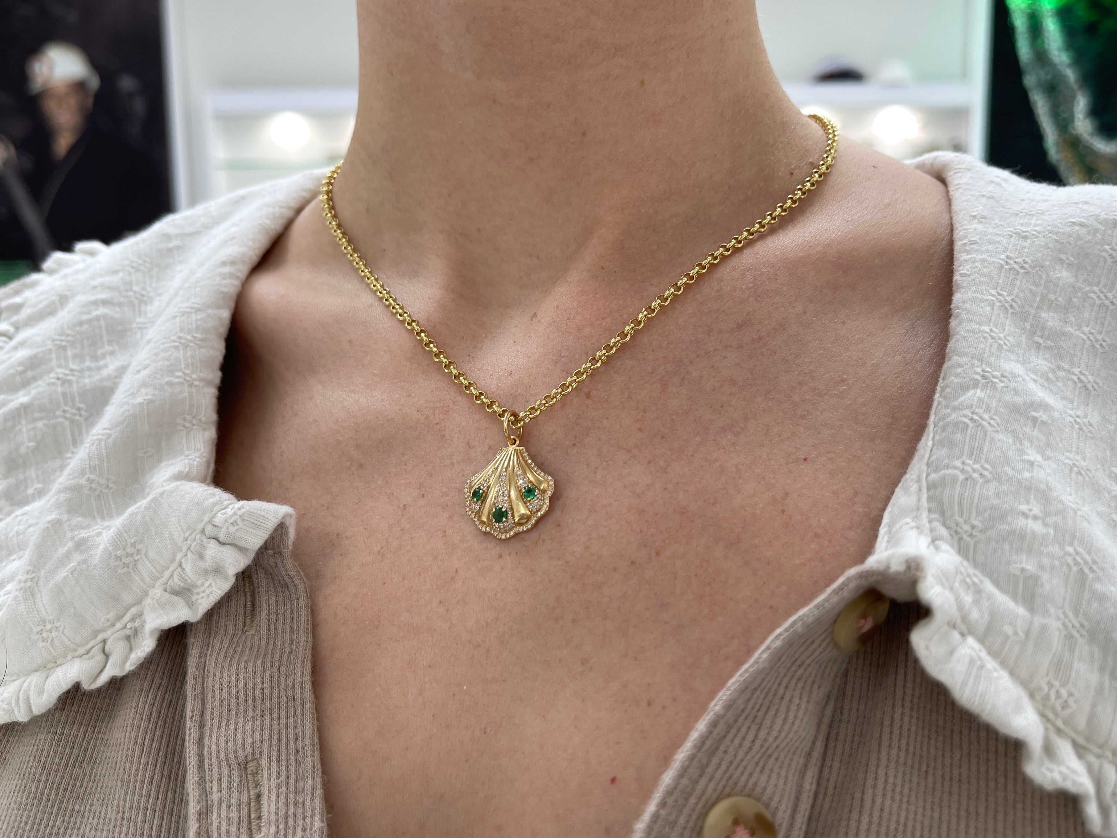 0.63tcw 14K Gold Diamond & Emerald Seashell Pendant Necklace - Elegant Beach Jewelry for Women, Perfect for Summer Vacations & Ocean-Themed Gifts