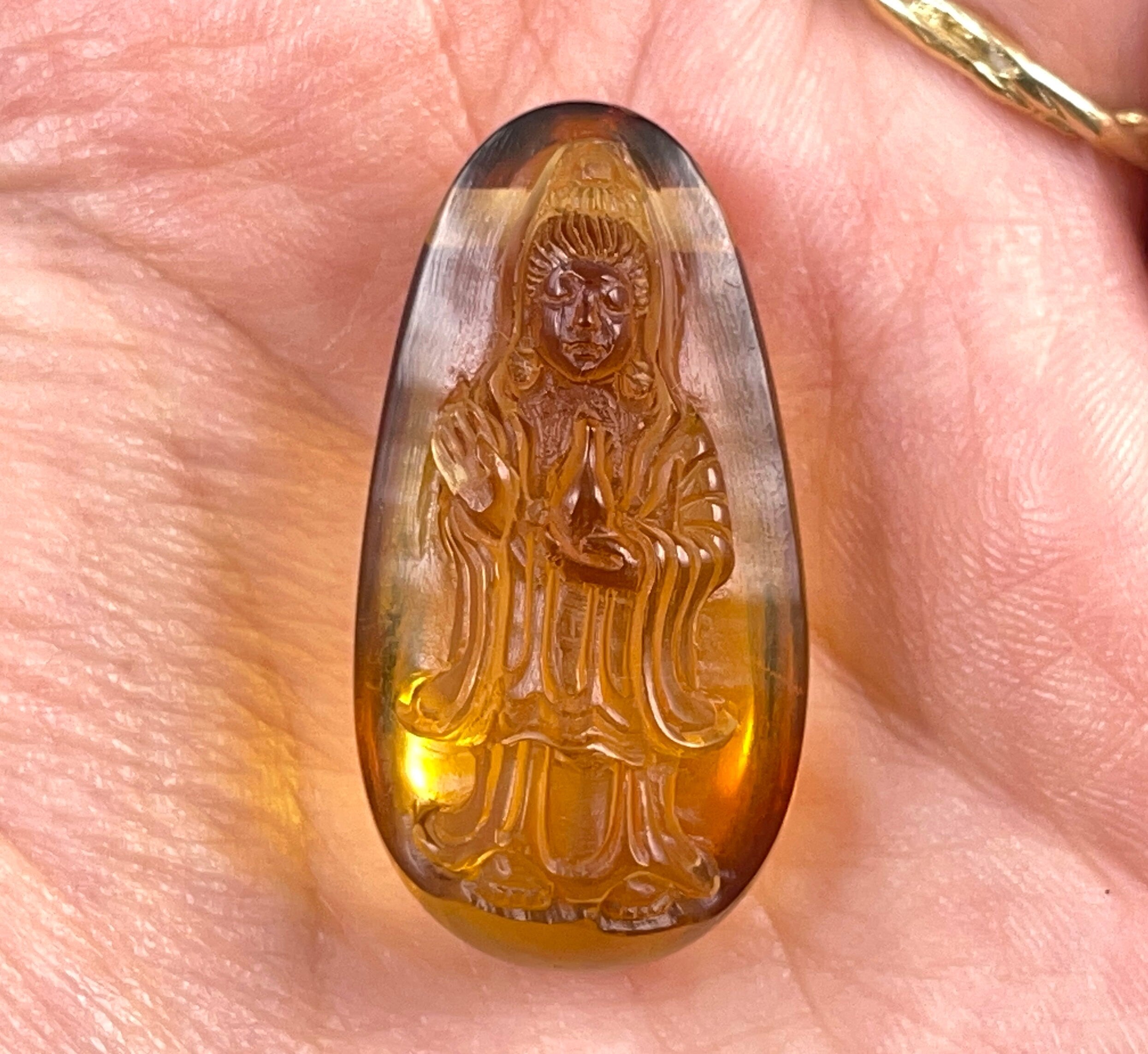AMBER Crystal Kuan Yin Statue - Hand Carved Buddhist Goddess Sculpture | Feng Shui Home Decor, Spiritual Healing Crystal Gift for Housewarming, Meditation & Positive Energy | Perfect for Altars, Yoga Spaces & Office Decor