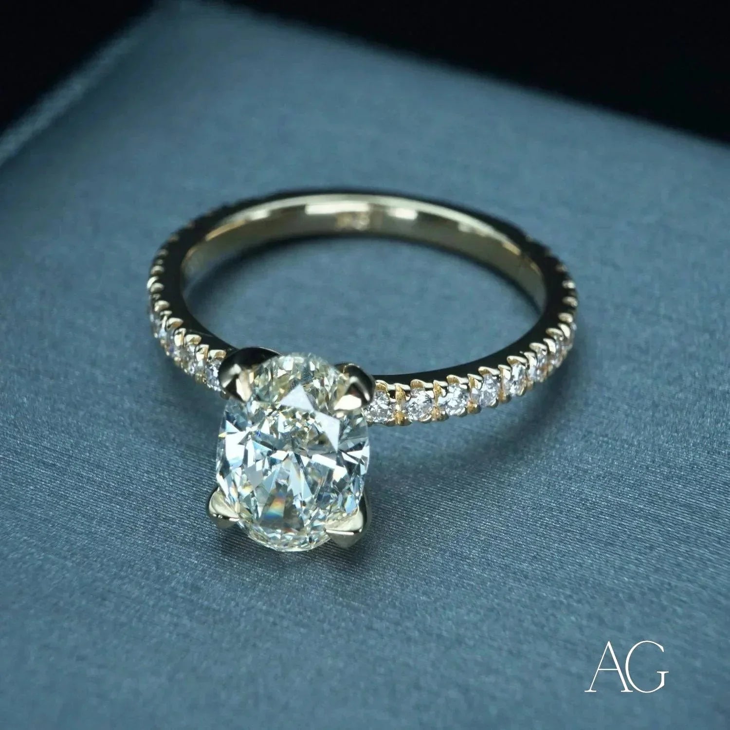 18K Gold Oval Diamond Engagement Ring for Women - Elegant Solitaire Wedding Band, Perfect for Proposals, Anniversaries & Special Occasions