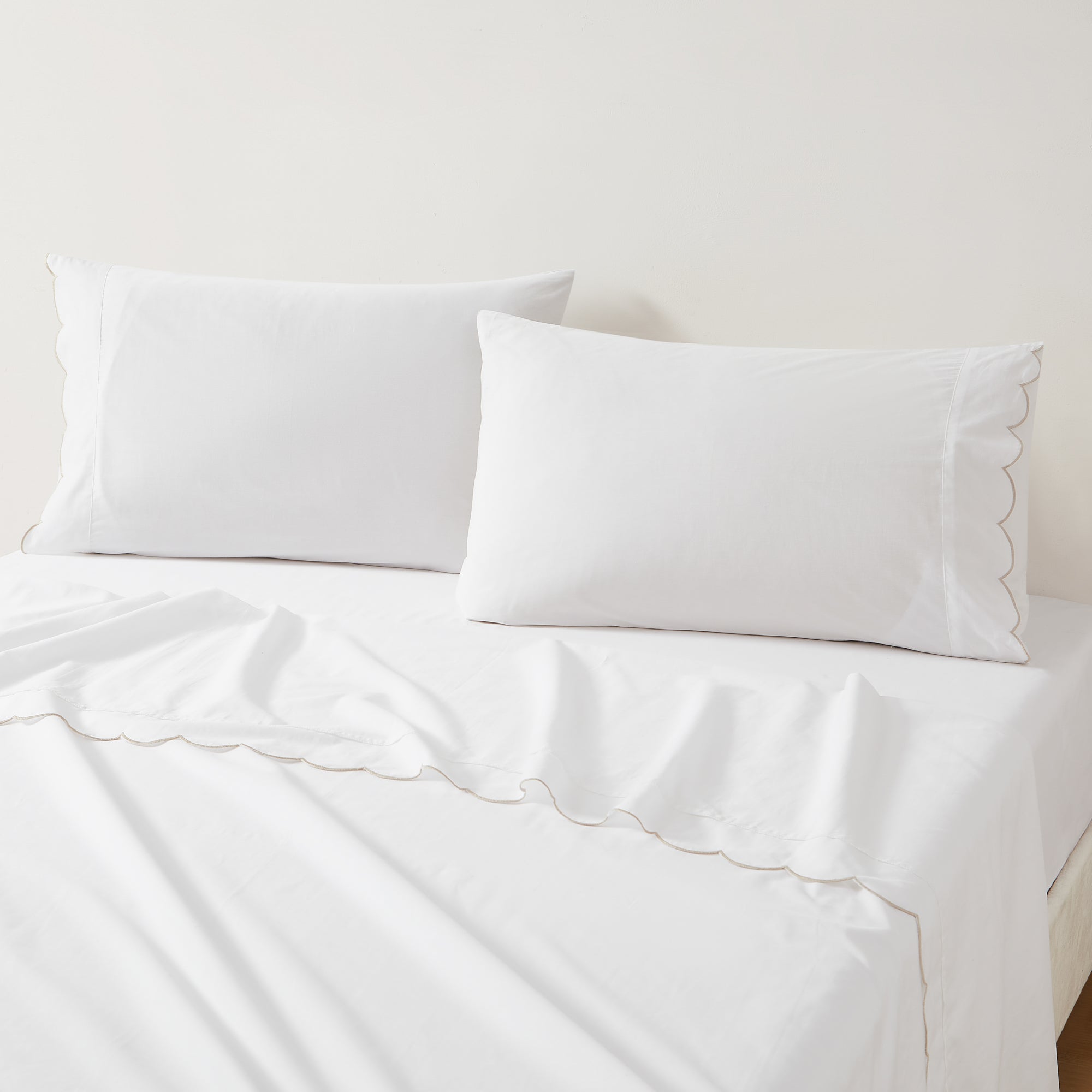 Coastal Chic Scalloped Edge Cotton Sheet Set - Soft & Breathable Bedding for Beach House, Guest Room & Master Bedroom - Perfect for Summer Nights & Coastal Decor