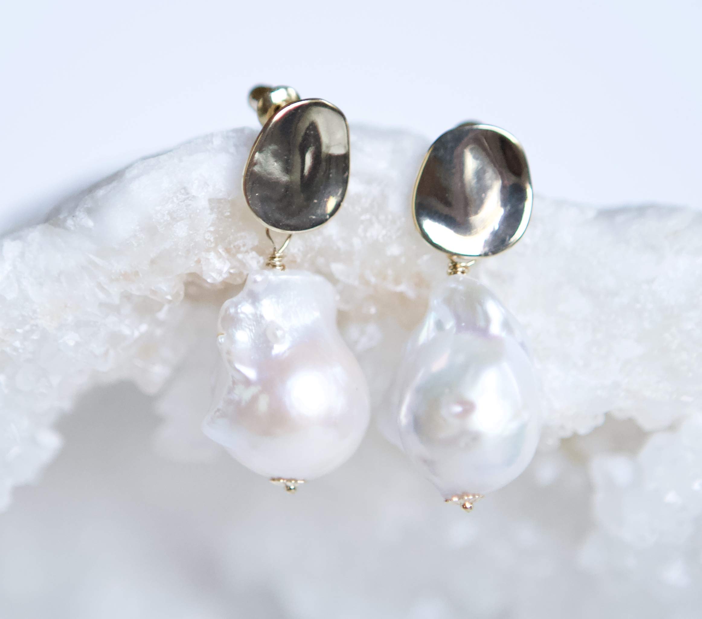 Elegant White Baroque Pearl Gold Earrings for Women – Vintage Style Dangle Earrings for Weddings, Parties & Special Occasions