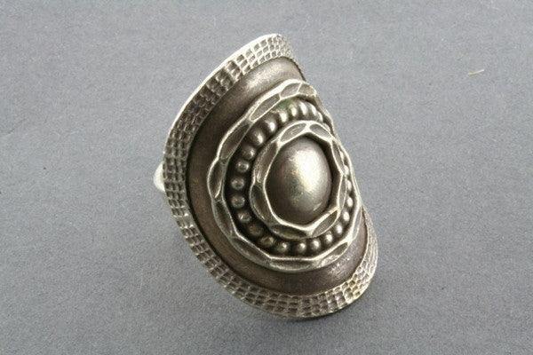 Elegant Oval Detailed Curved Ring for Women - Perfect for Weddings, Parties & Everyday Wear
