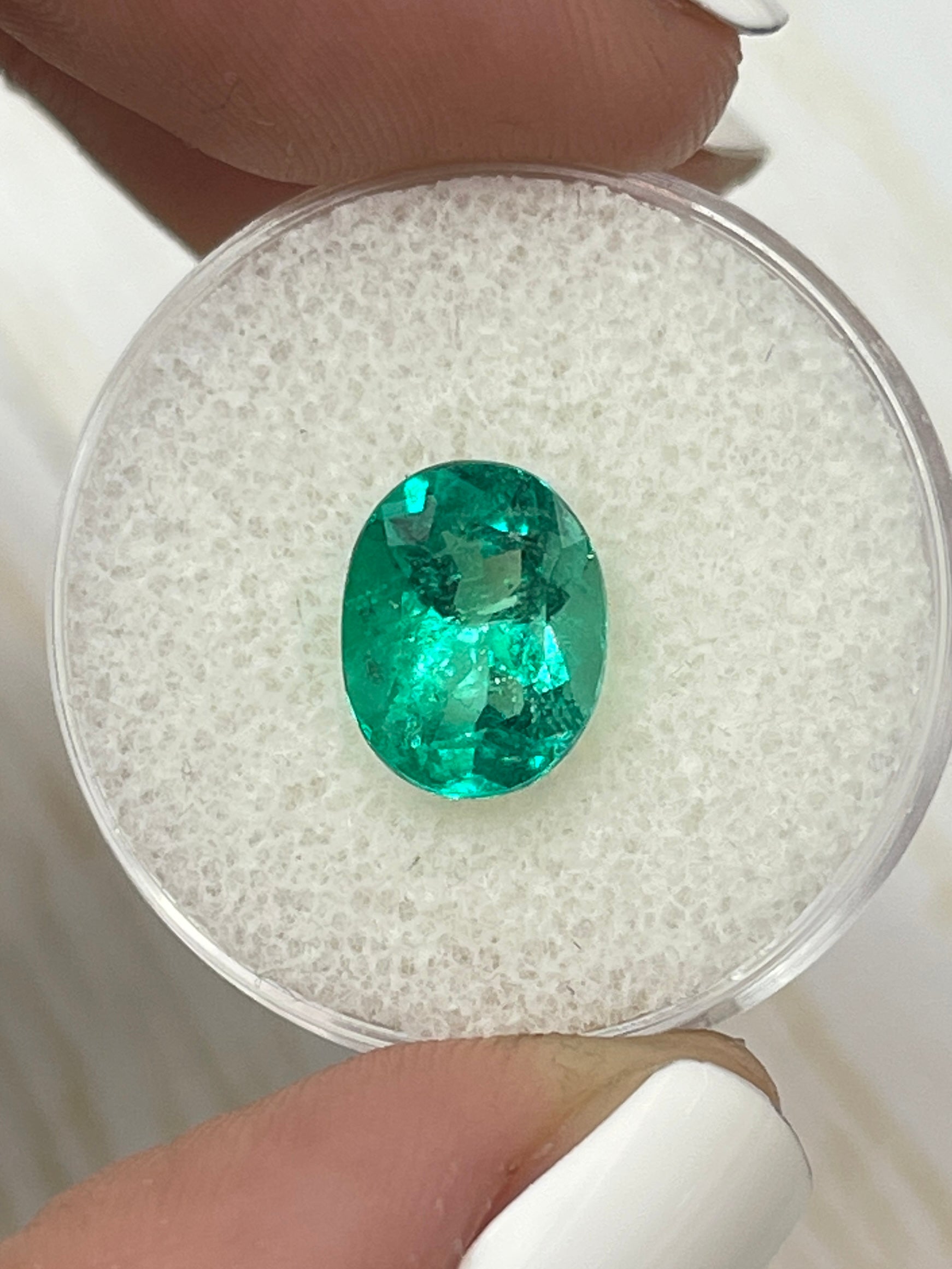 2.80 Carat Vivid Bluish Green Natural Colombian Emerald Loose Gemstone - Oval Cut for Jewelry Making, Engagement Rings & Luxury Gifts