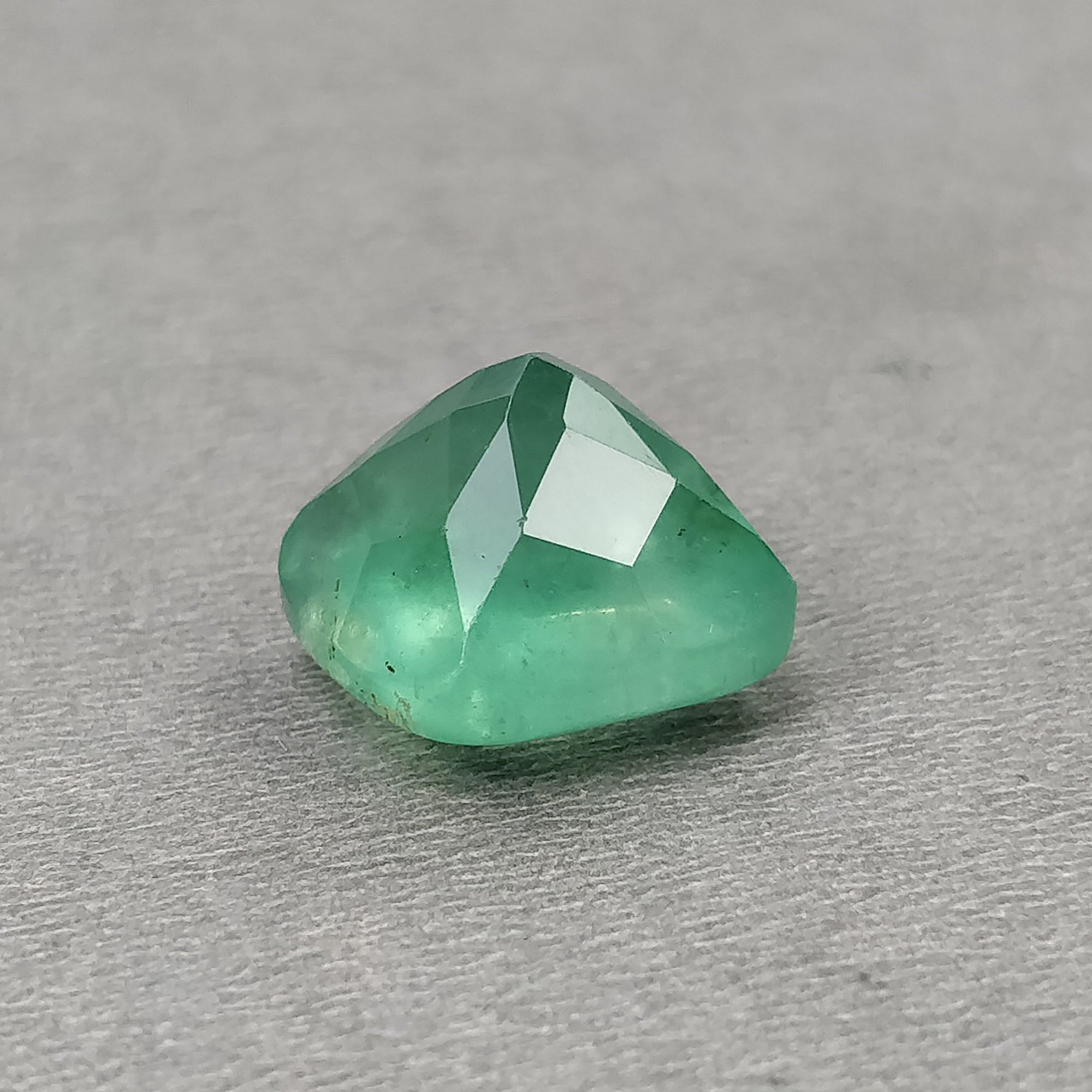 Natural Green Fluorite Gemstone - 19.95cts Untreated Checker Cut Faceted Sugarloaf (15mm) for Jewelry Making, Crystal Healing & Collection - High Quality Fluorite Crystal for Necklaces, Rings & Energy Work