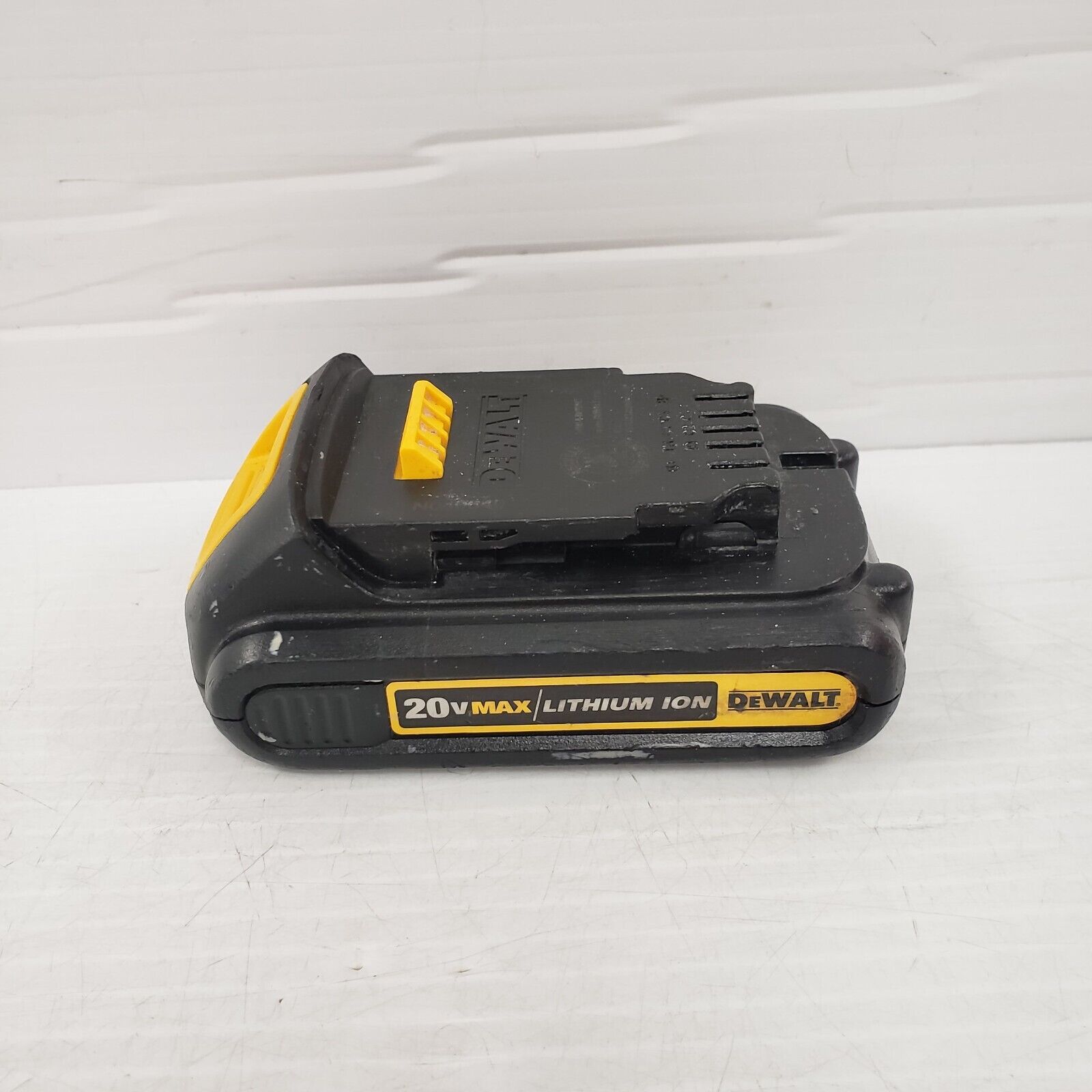 DEWALT DCB207 20V MAX Lithium-Ion Battery Replacement - Compatible with DEWALT 20V Tools - Power Drills, Saws, Flashlights & More - Perfect for Construction, DIY Projects & Home Improvement