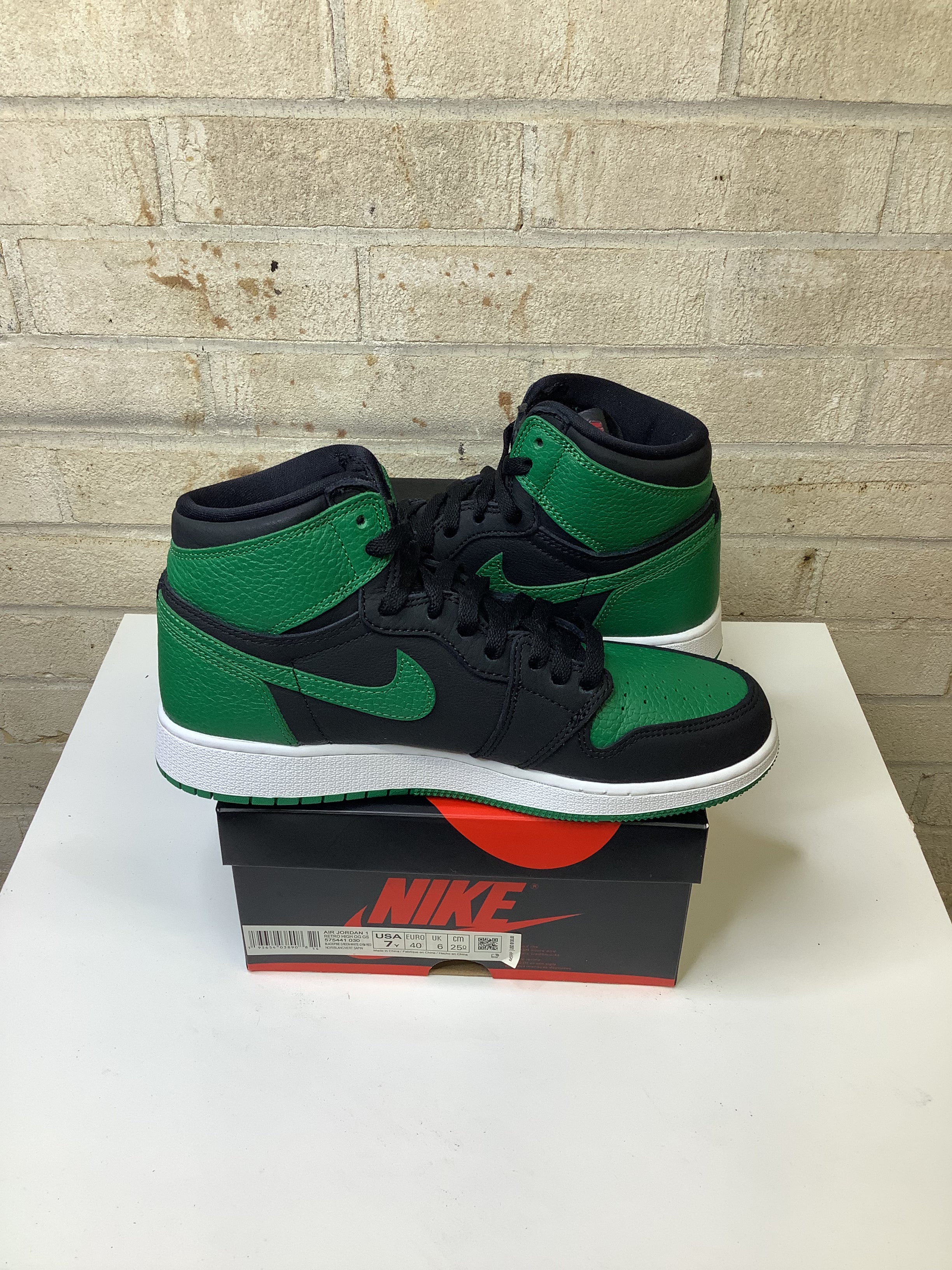 AIR JORDAN 1 PINE GREEN 2.0 Sneakers - Size 7Y (575441-030) - Men's/Women's Basketball Shoes for Casual Wear & Street Style