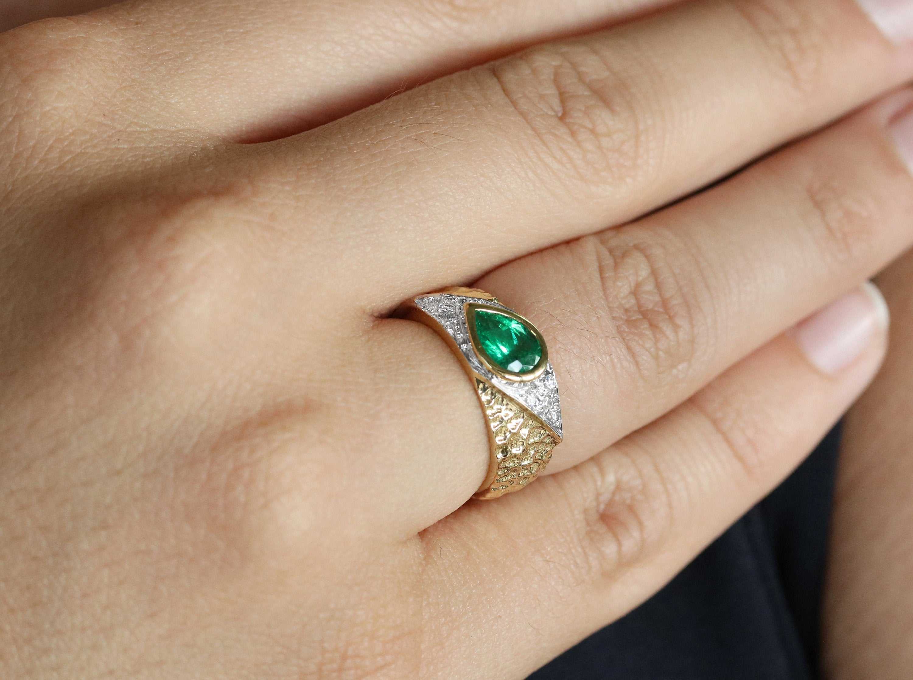 1.10tcw Vivid Green Tear Drop Emerald & Diamond Bezel Ring in 18K Gold - Elegant Jewelry for Weddings, Anniversaries & Special Occasions