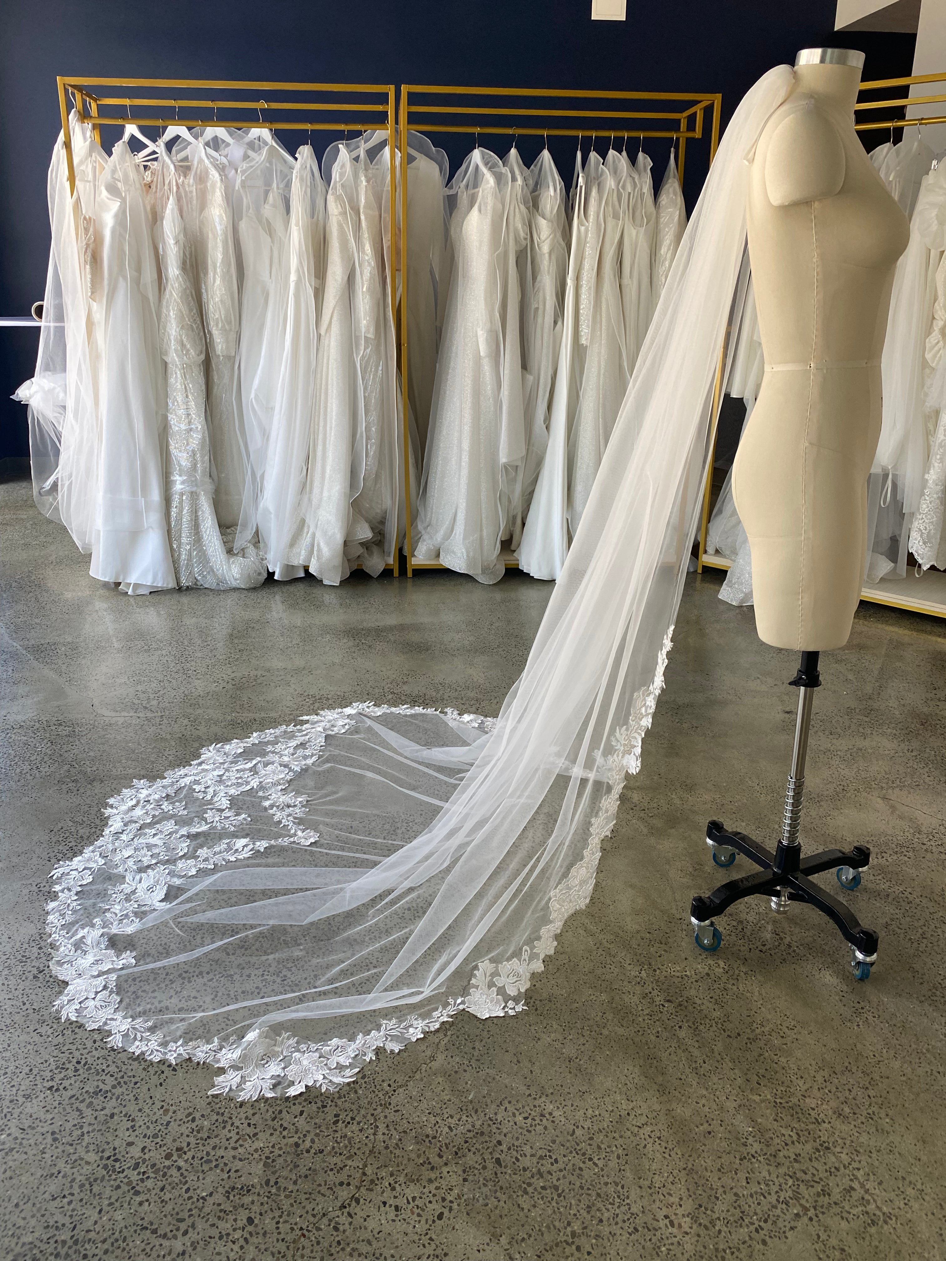 Elegant Wedding Veil with Lace Trim – Perfect for Bridal Ceremonies, Photos & Special Occasions