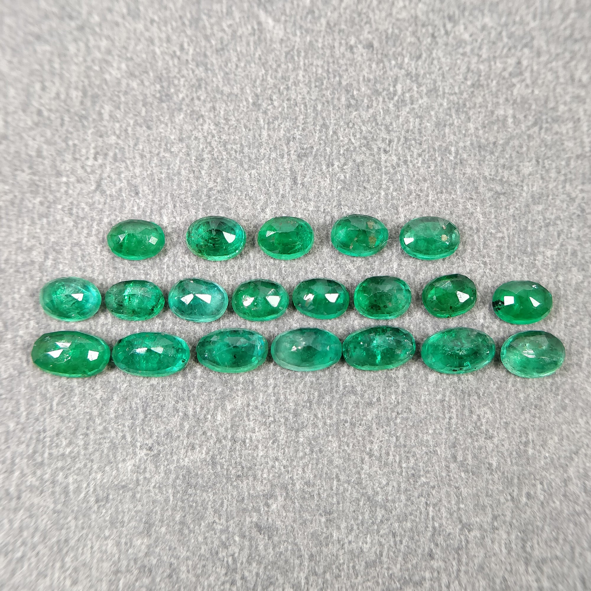 Natural Untreated Green Emerald Gemstone - 3.89cts Oval Cut (4x3mm & 5x3mm) 20pcs Set for Jewelry Making, Engagement Rings & Birthstone Collections