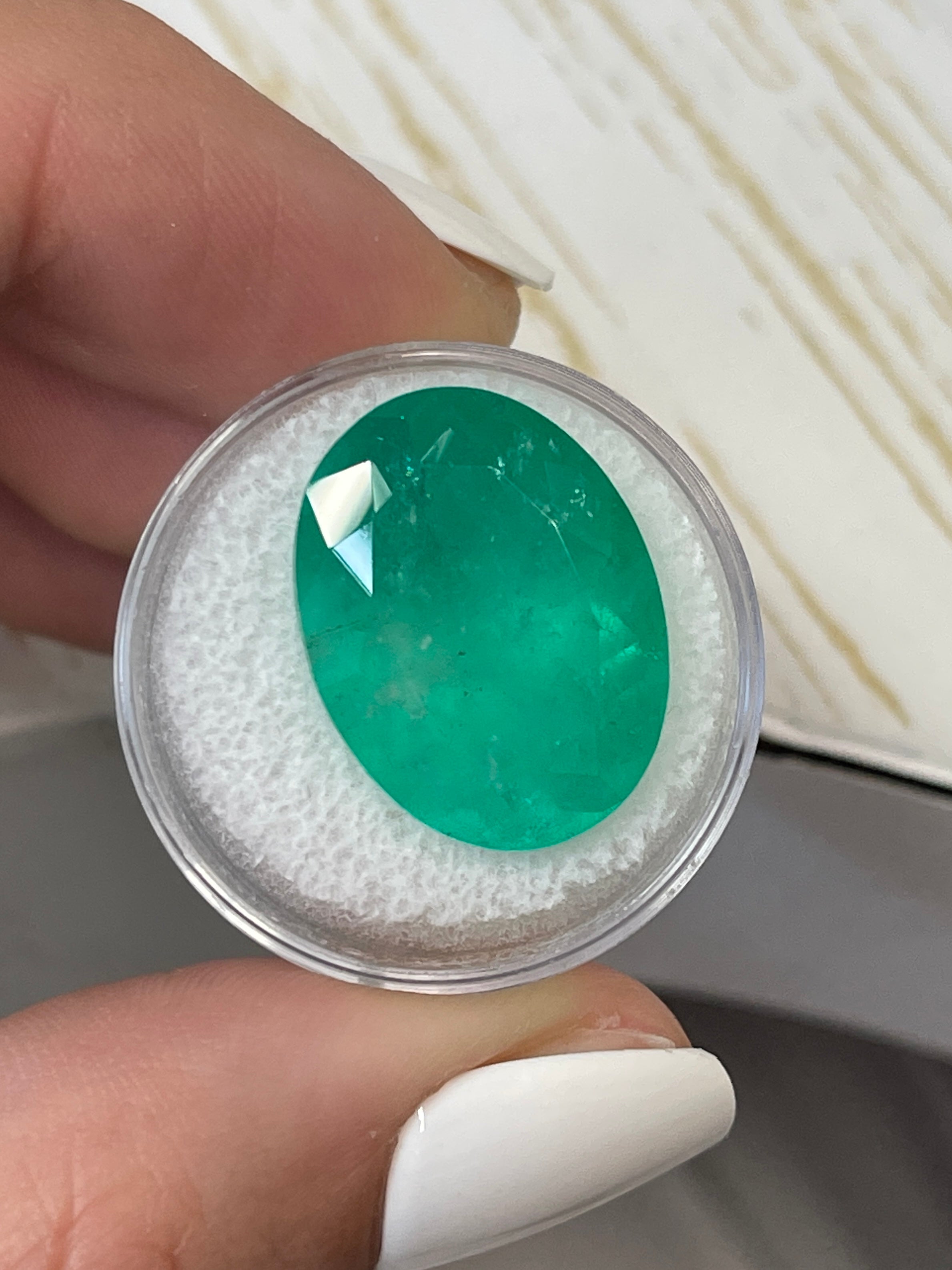 20.05 Carat Natural Colombian Emerald Loose Gemstone - Oval Cut Green Emerald for Jewelry Making, Engagement Rings & Luxury Gifts