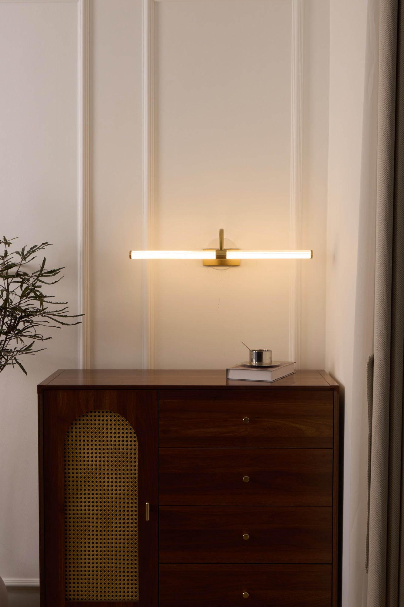 Avery Modern Wall Light - Sleek LED Sconce for Bedroom, Living Room & Hallway - Energy Efficient Indoor Lighting Fixture