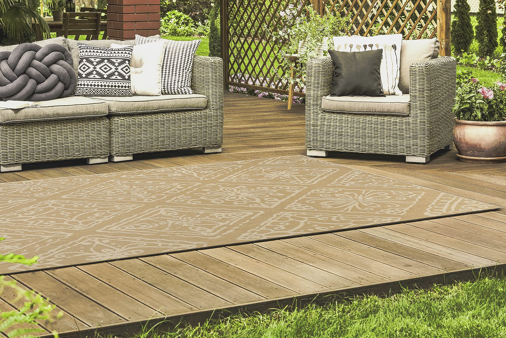 Premium Geometric Indoor/Outdoor Area Rug 7'10