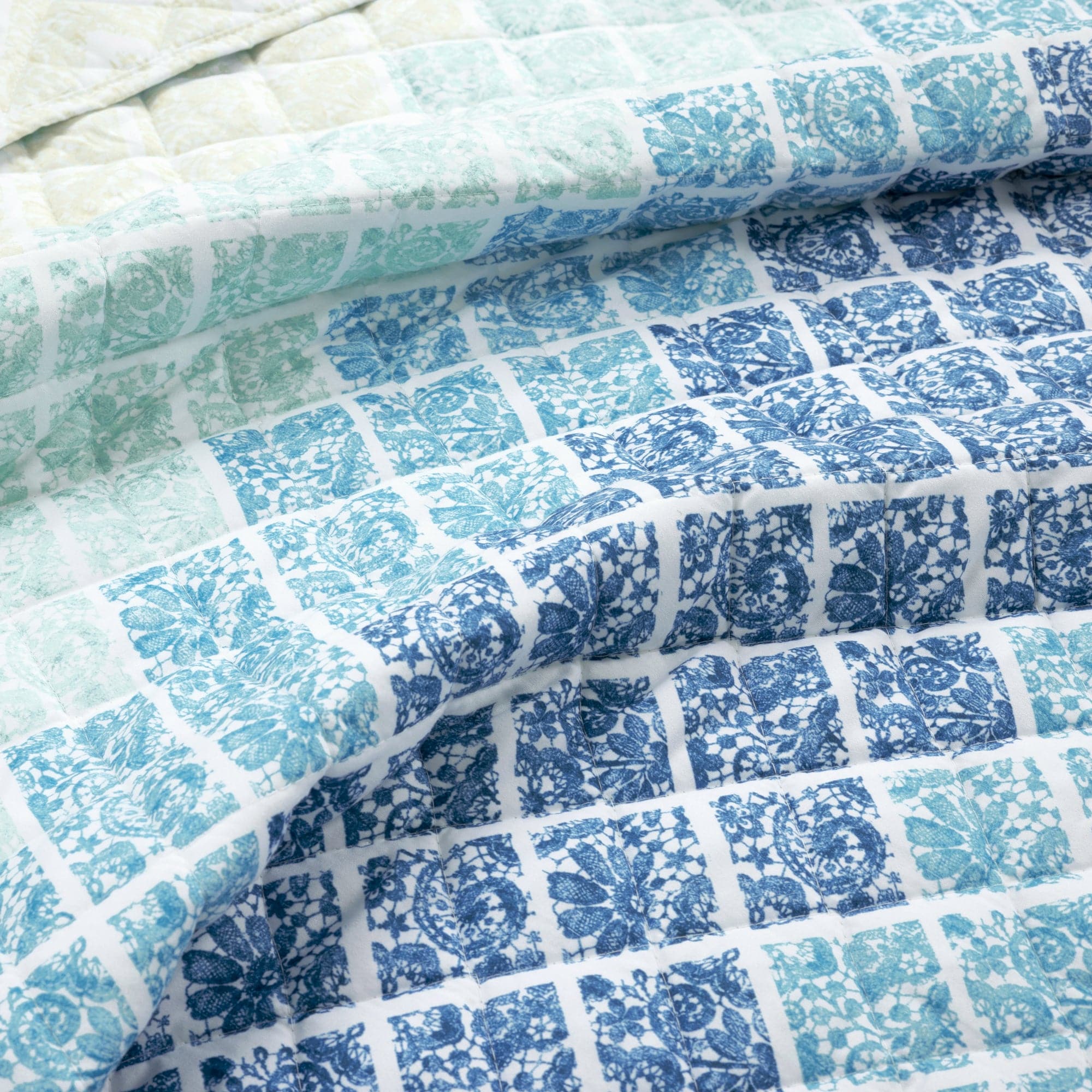 Medallion Ombre Reversible Quilt 3-Piece Bedding Set - King/Queen Size Comforter with Pillow Shams - Luxury Bedroom Decor for Modern Homes