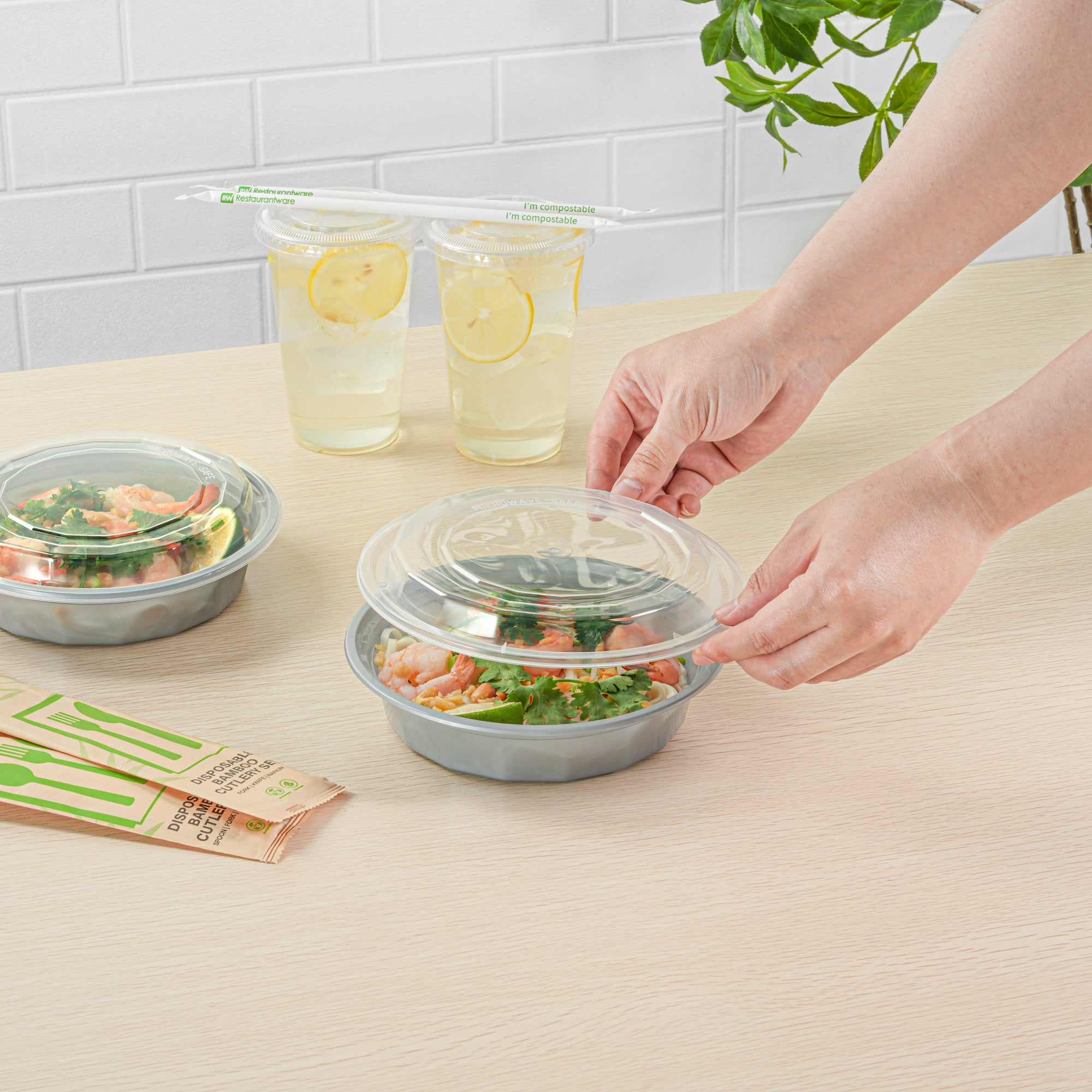24 oz Round Silver Plastic Takeout Containers with Clear Lids - 100 Pack (7.25