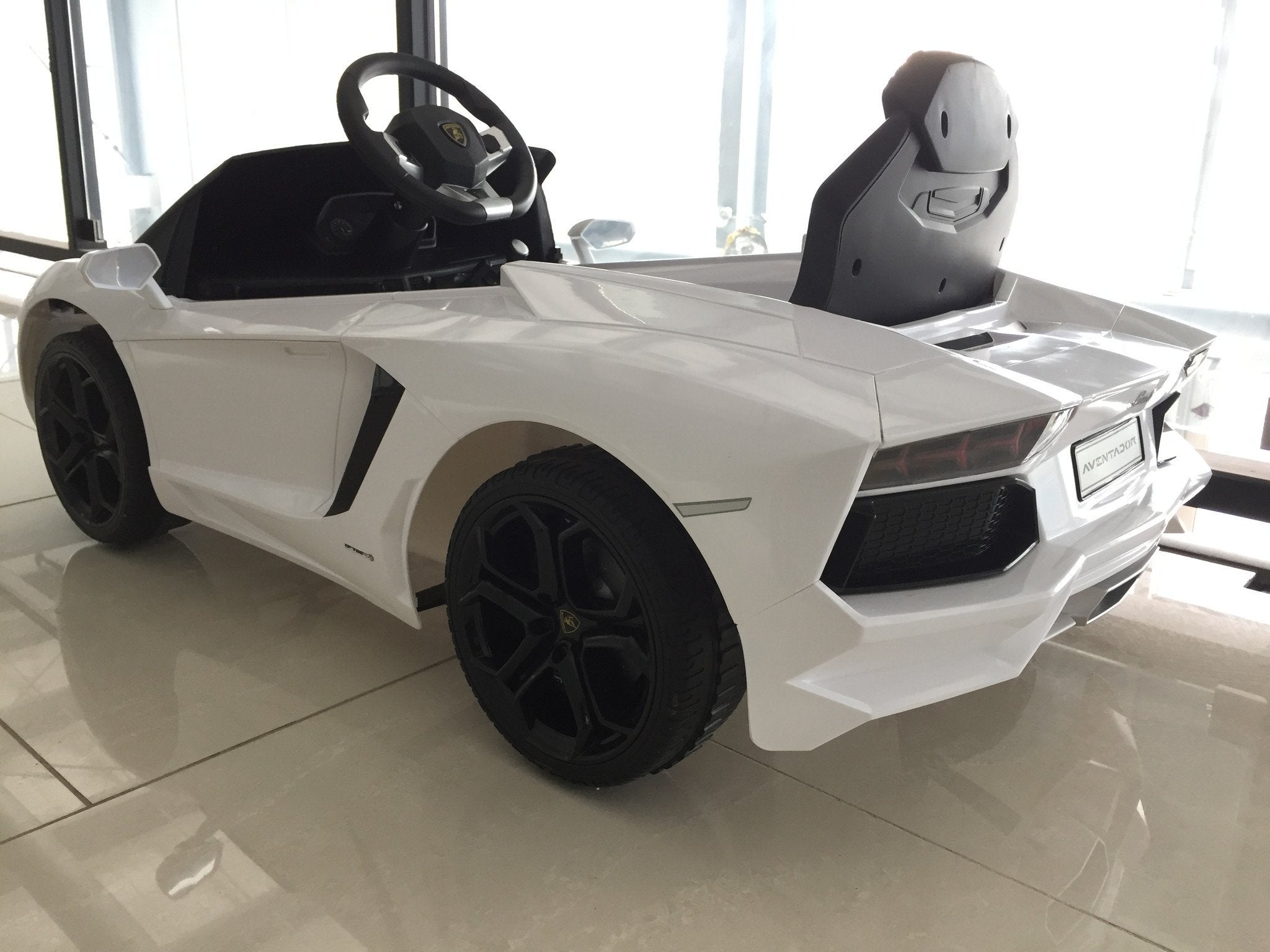 Lamborghini Aventador LP700-4 6V Electric Ride-On Toy Car for Kids - White | Remote Control Battery-Powered Sports Car for Boys & Girls | Indoor & Outdoor Play, Birthday Gift, Christmas Present