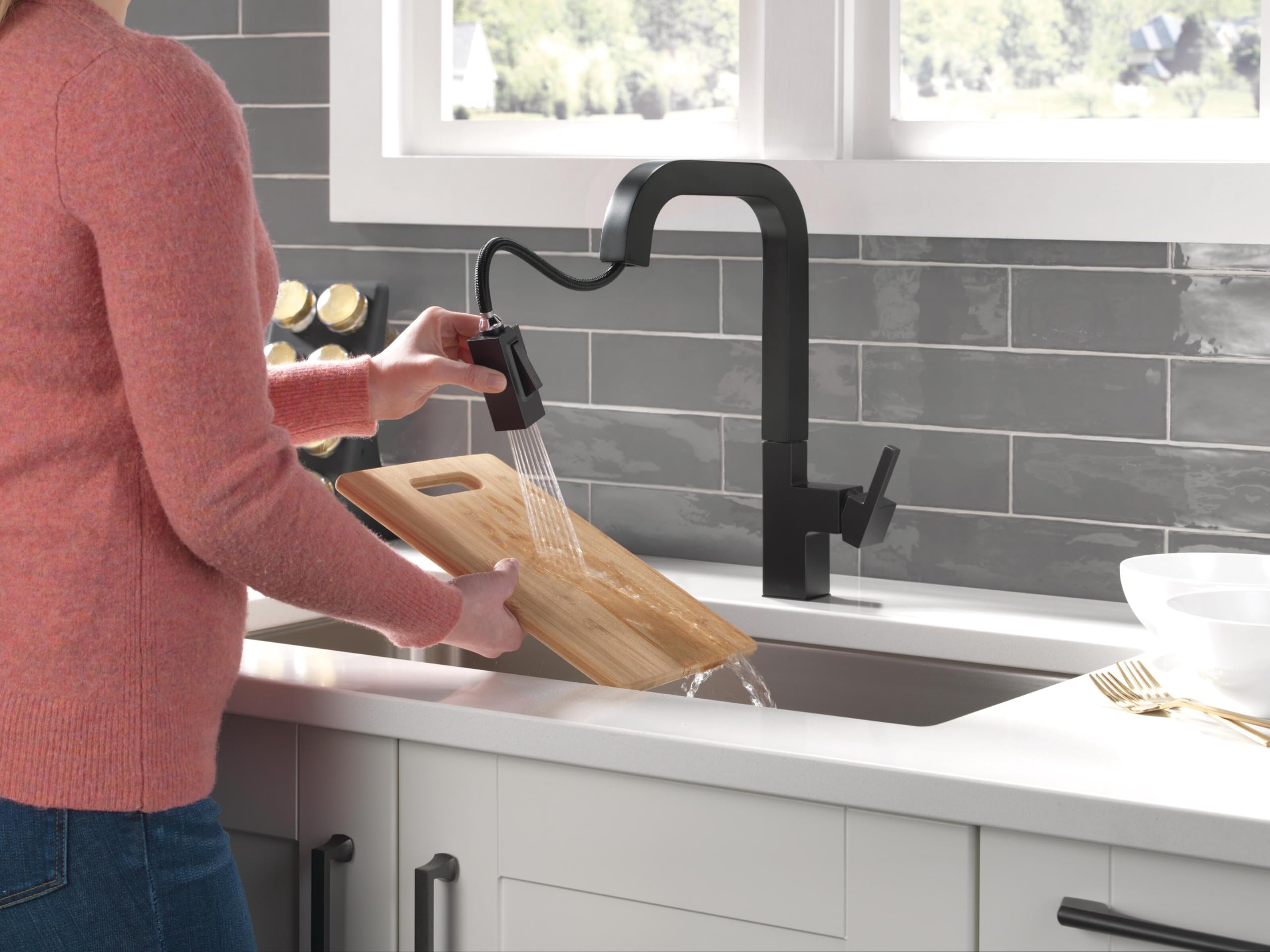 Delta Matte Black Single Hole Kitchen Faucet with Pull Down Sprayer - Modern 19825LF-BL for Kitchen Sink, Perfect for Cooking, Washing Dishes & Food Prep