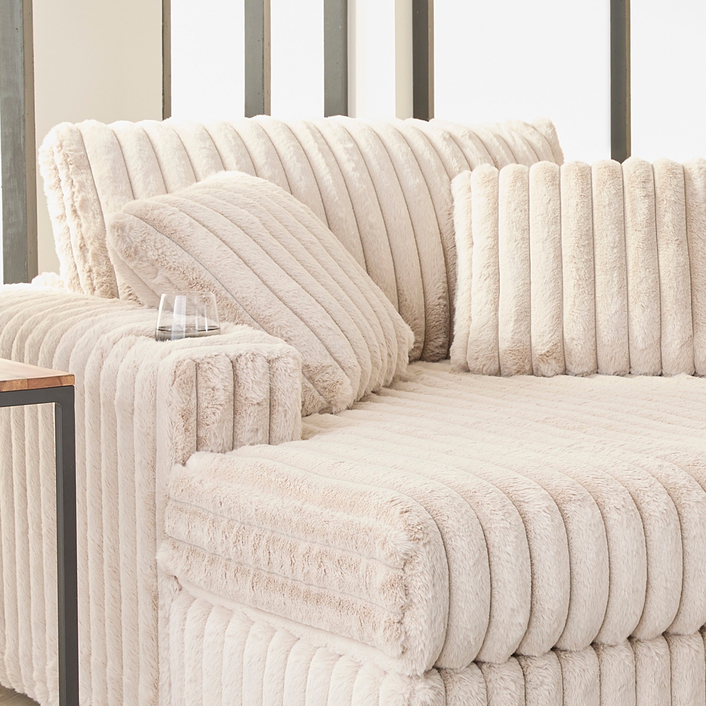 Roundhill Furniture Belvoir Oversized Cuddle Chaise with Cup Holders - Plush Comfort for Living Rooms, Bedrooms & Home Theaters - Perfect for Lounging, Relaxing and Movie Nights