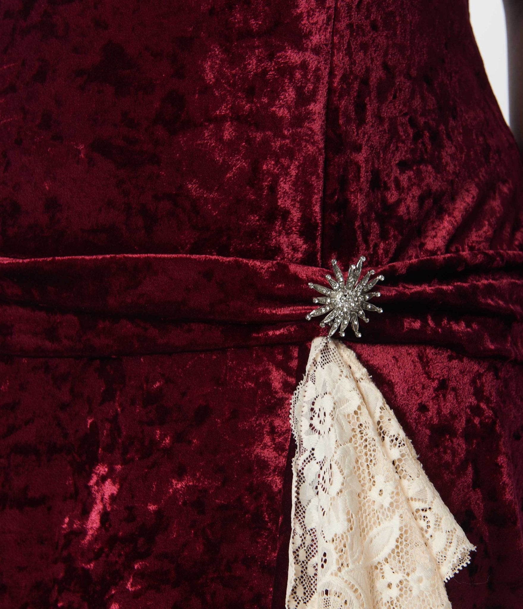 1920s Vintage Burgundy Crushed Velvet Flapper Dress with Ivory Lace - Perfect for Gatsby Parties, Roaring 20s Costume & Vintage Themed Weddings