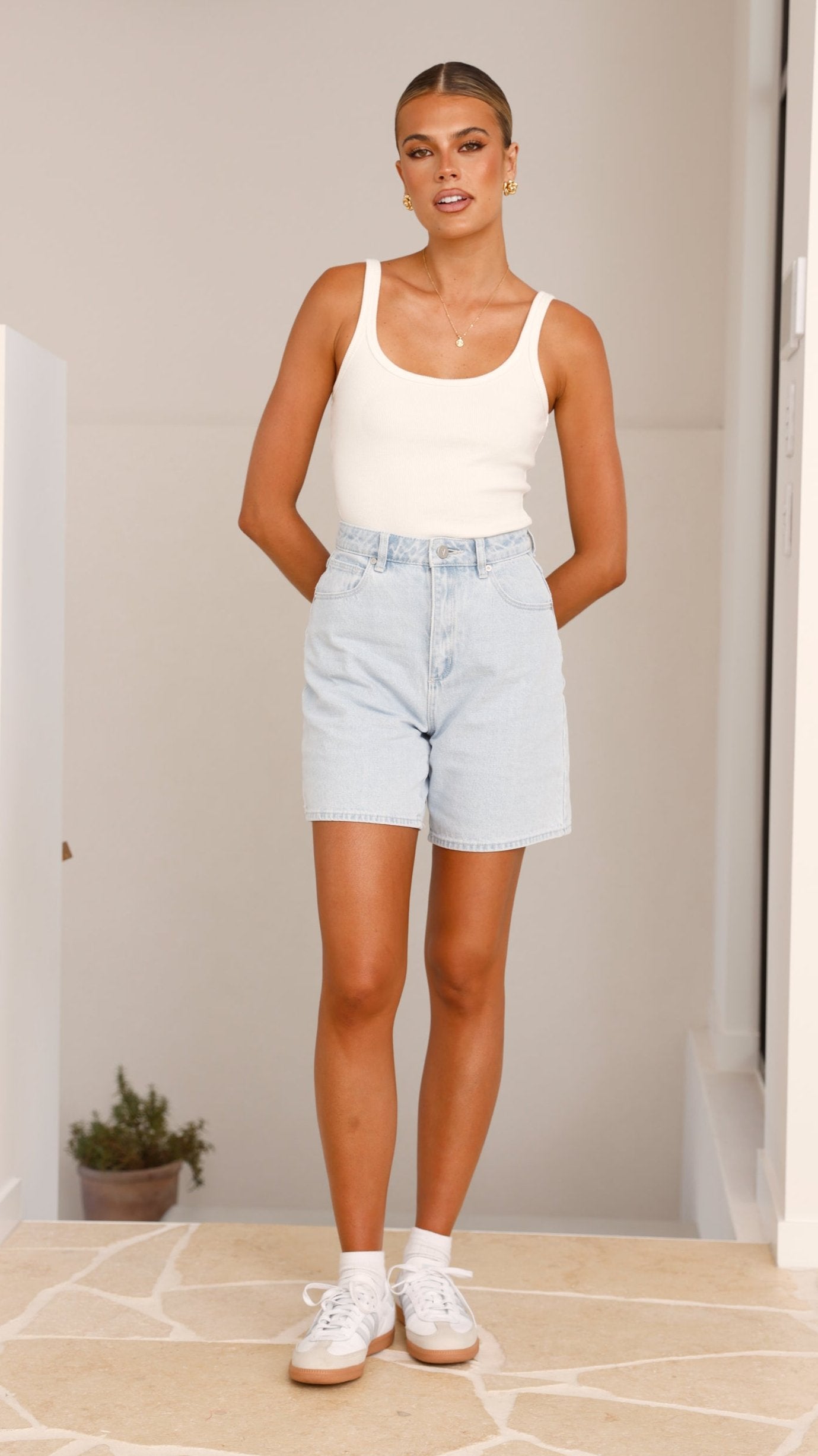 Abrand Carrie Short Kate - Stylish Women's Denim Shorts for Summer | Perfect for Casual Outings, Beach Trips & Streetwear Fashion