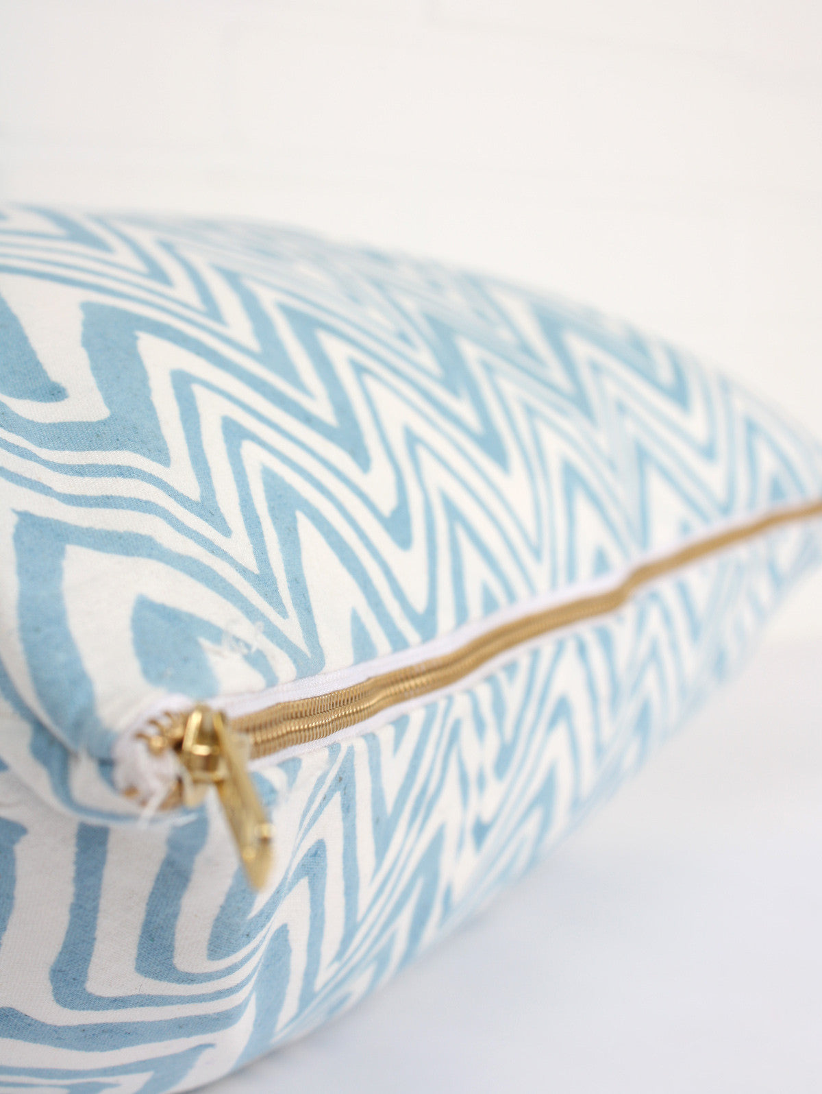 Zigzag Pattern Cushion Cover - Ice Blue Decorative Pillow Case for Sofa, Bed & Home Decor