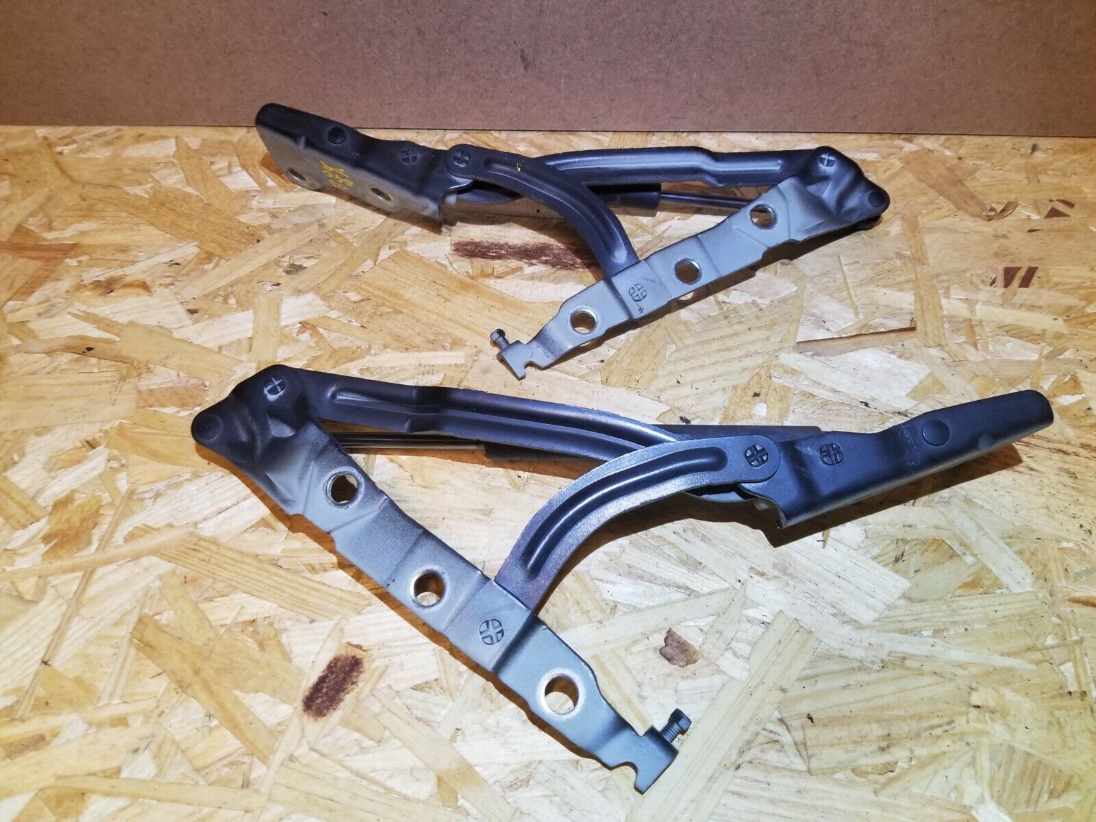 05 06 07 Volvo S40 Trunk Hinge Pair - OEM Replacement Parts for Volvo S40 Sedan - Perfect for Trunk Lid Repair & Maintenance