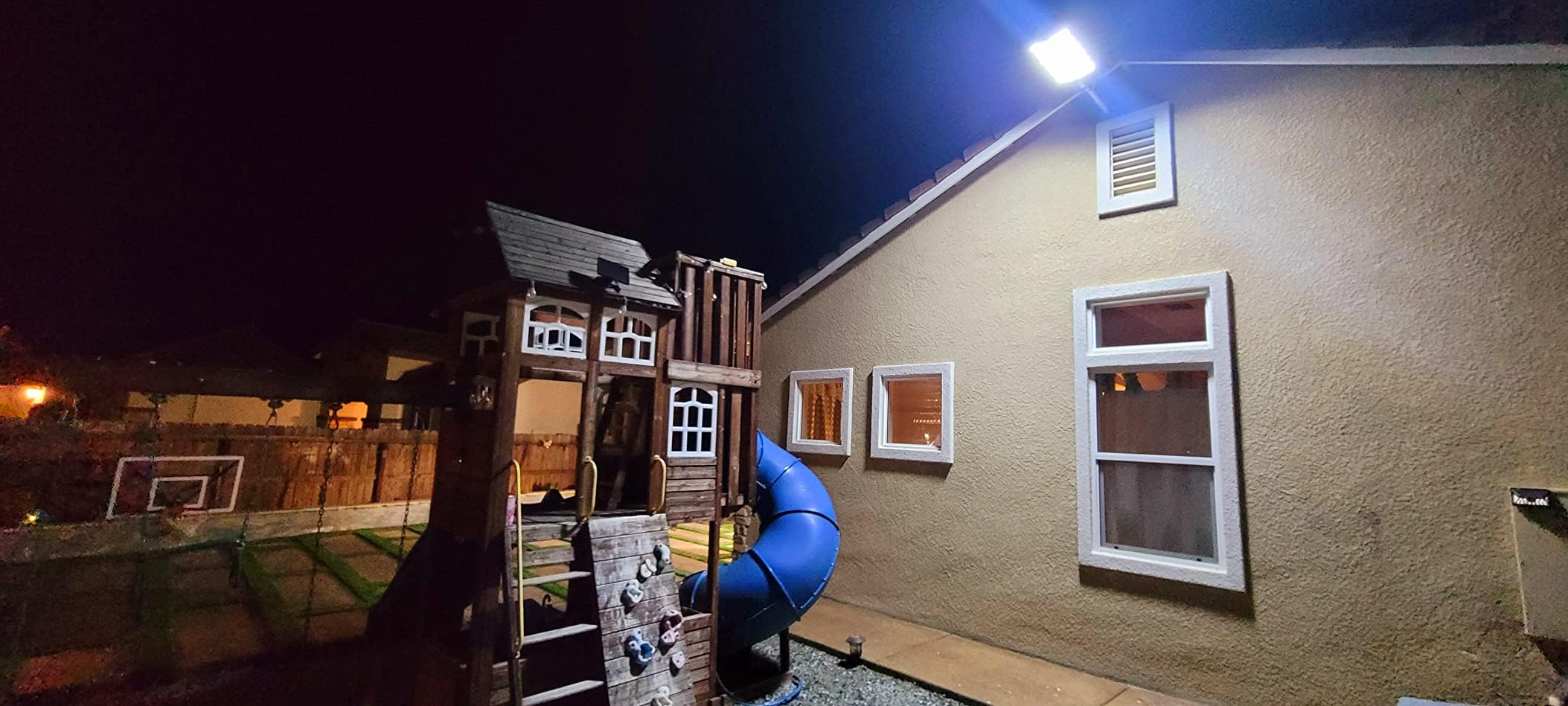 1600W Solar Street Lights Outdoor - Wide Angle Solar Powered LED Lights with Motion Sensor, 6500K Daylight White for Parking Lot, Yard, Stadium - Energy Efficient Dusk to Dawn Lighting for Pathways, Gardens & Security