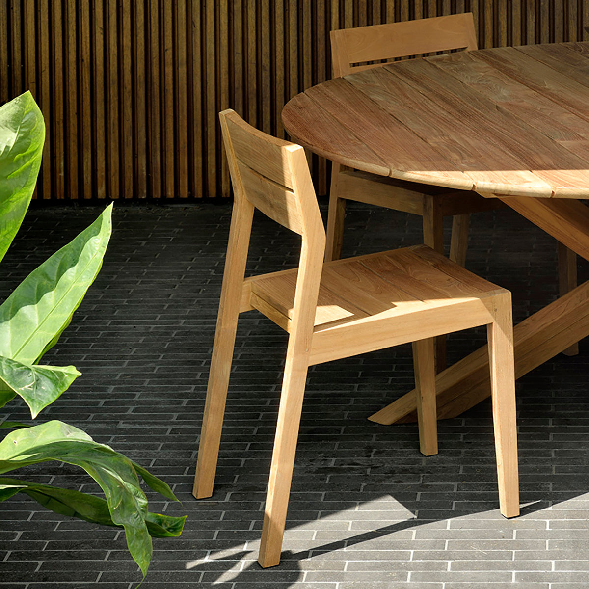 Premium Teak Outdoor Round Dining Table - 64 Inch (163cm) Weather-Resistant Patio Furniture for Garden, Poolside & Backyard Entertaining